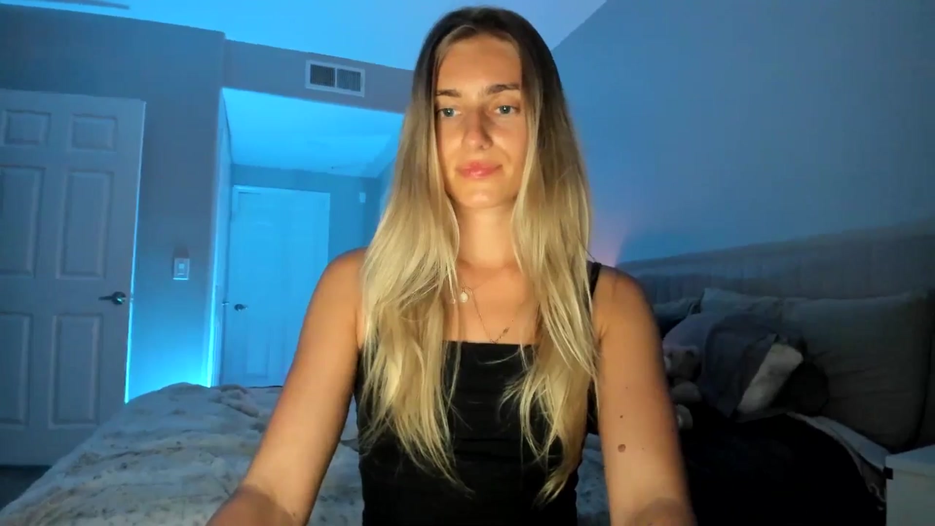 Gallery image thumbnail from Vodka_Queen's myfreecams stream on, 05/28/2025, 07:31 image 4 of 20