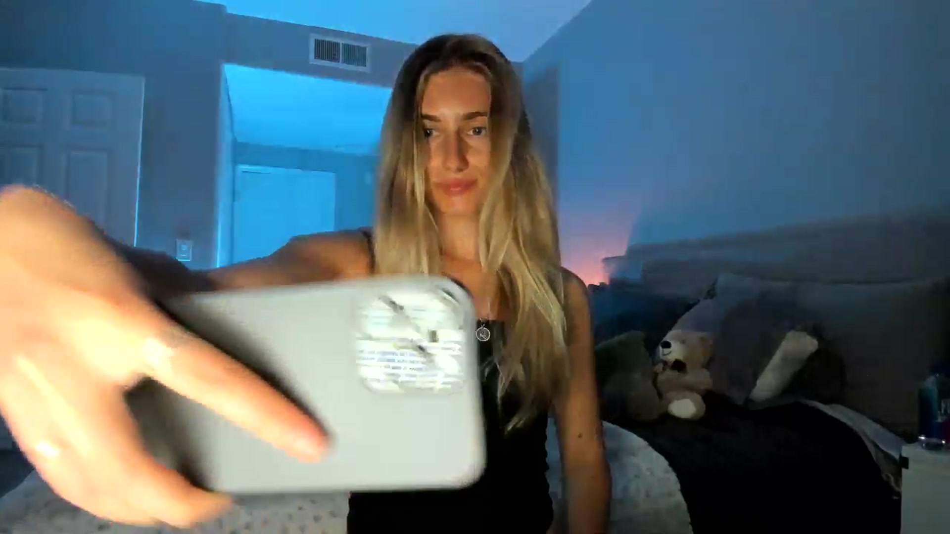 Gallery image thumbnail from Vodka_Queen's myfreecams stream on, 05/28/2025, 07:31 image 6 of 20
