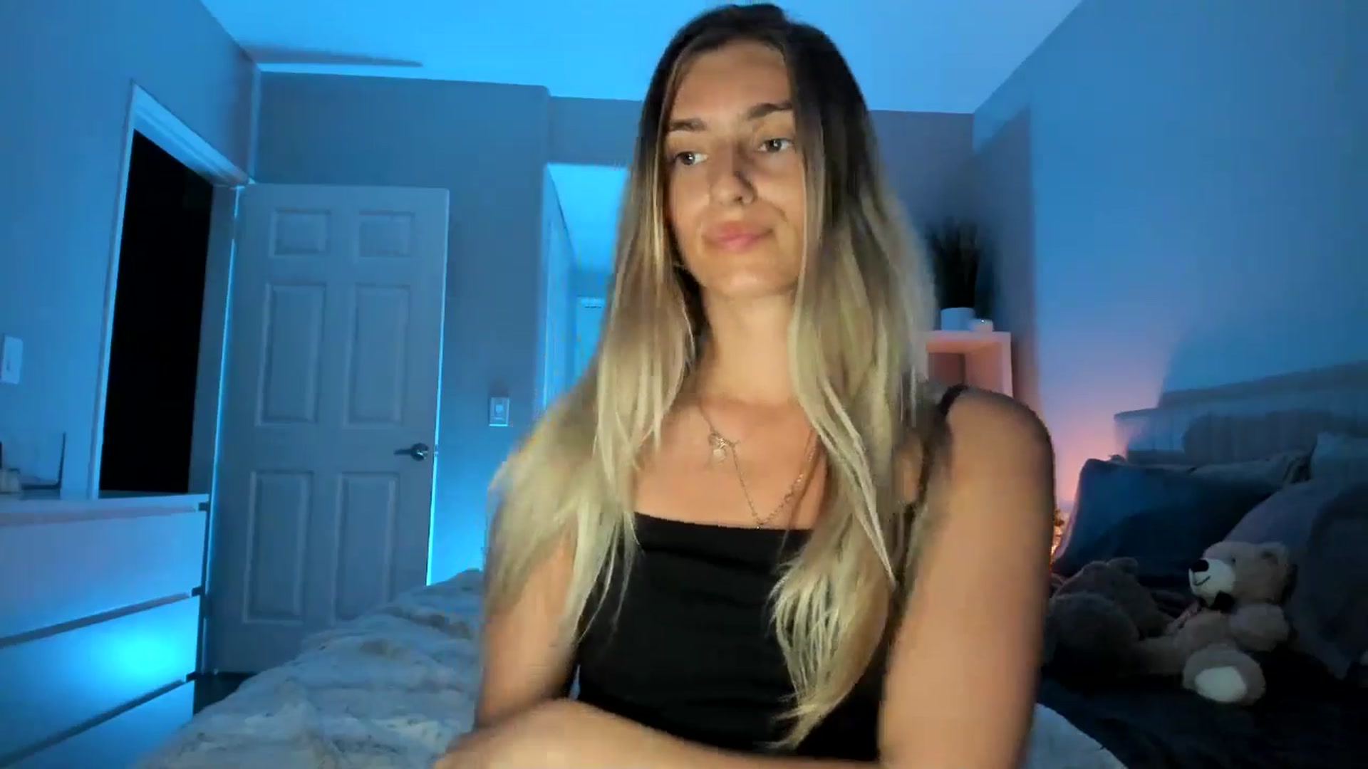 Gallery image thumbnail from Vodka_Queen's myfreecams stream on, 05/28/2025, 07:31 image 18 of 20
