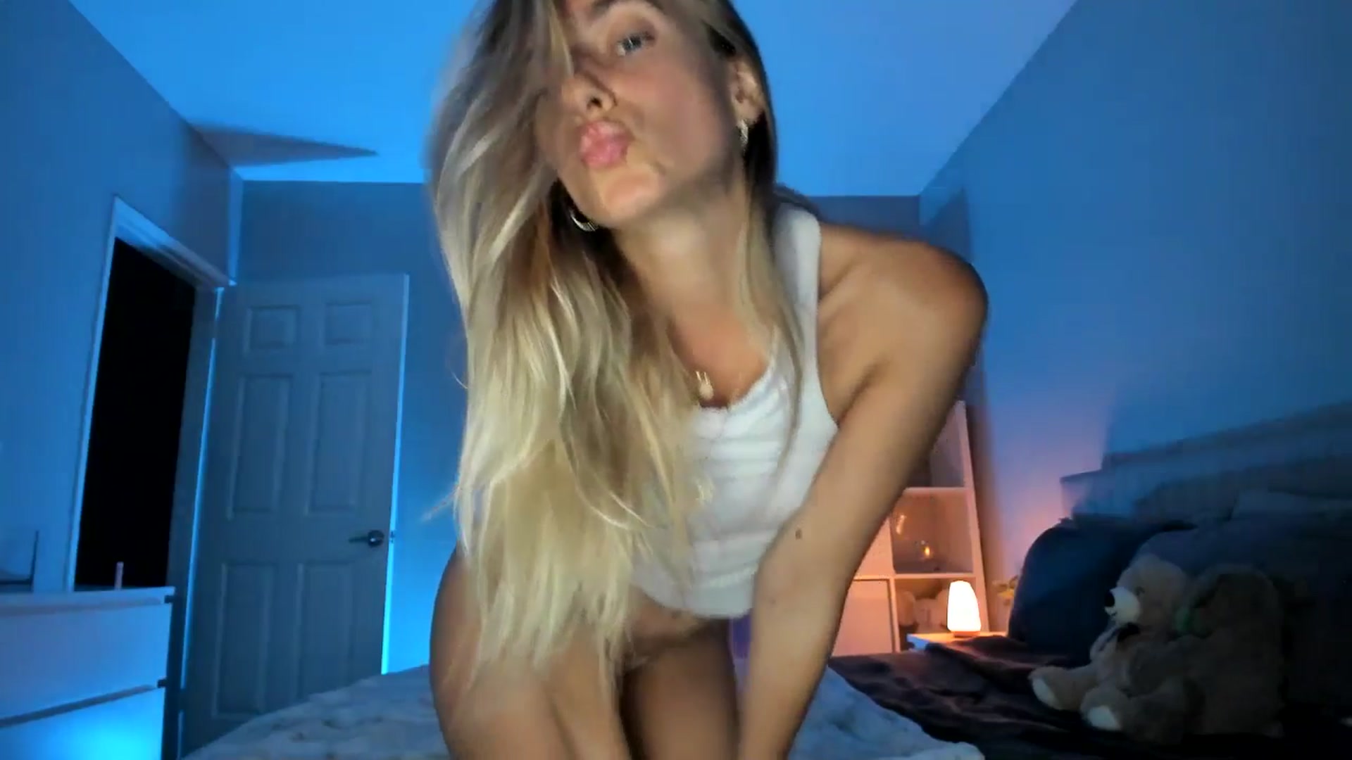 Gallery image thumbnail from Vodka_Queen's myfreecams stream on, 05/29/2025, 07:34 image 7 of 20
