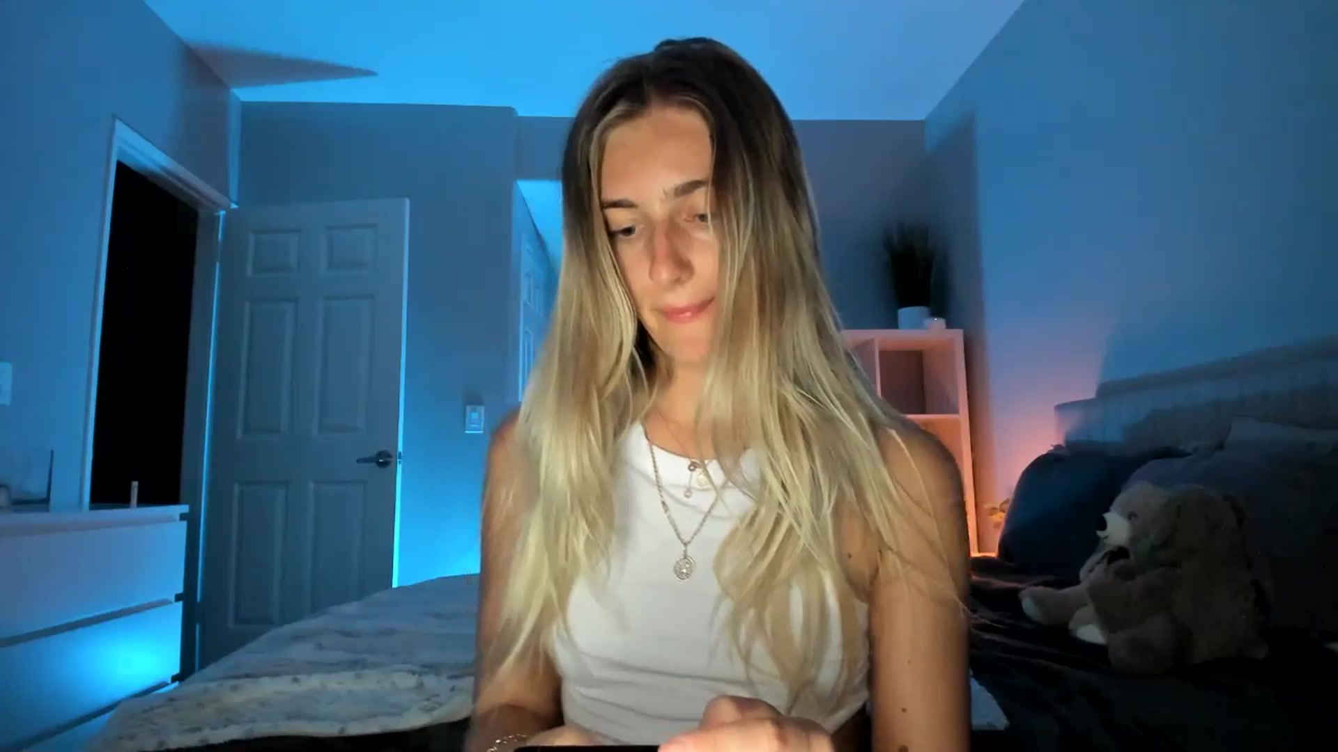 Gallery image thumbnail from Vodka_Queen's myfreecams stream on, 05/29/2025, 07:34 image 8 of 20