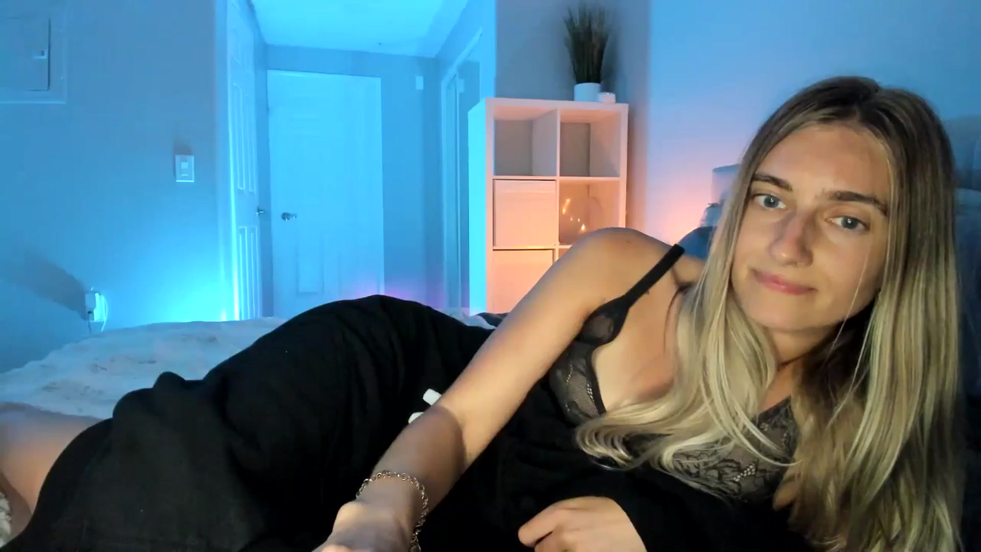 Gallery image thumbnail from Vodka_Queen's myfreecams stream on, 05/30/2025, 08:50 image 14 of 20