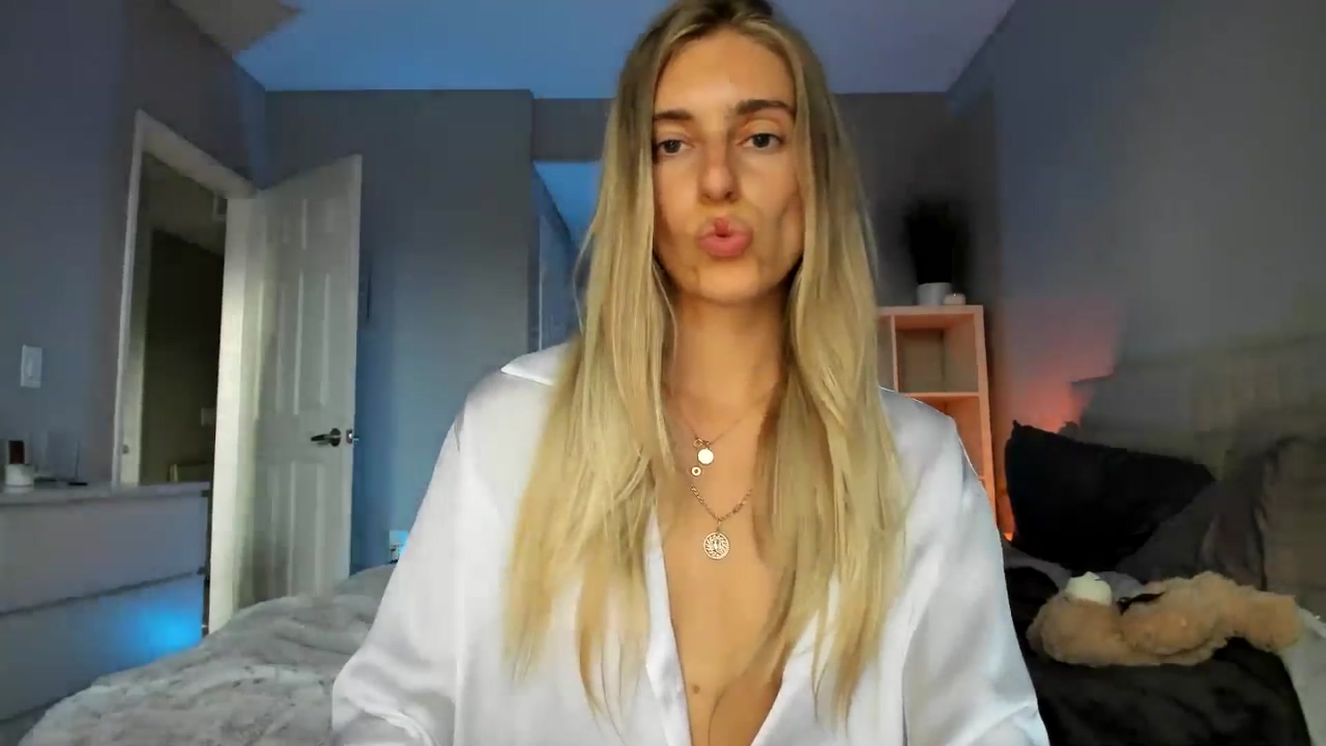 Gallery image thumbnail from Vodka_Queen's myfreecams stream on, 05/31/2025, 04:54 image 3 of 20
