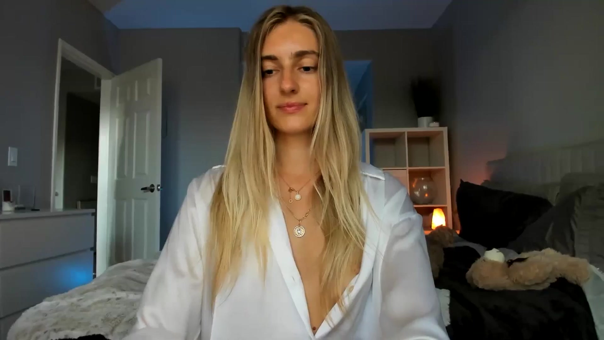 Gallery image thumbnail from Vodka_Queen's myfreecams stream on, 05/31/2025, 04:54 image 2 of 20