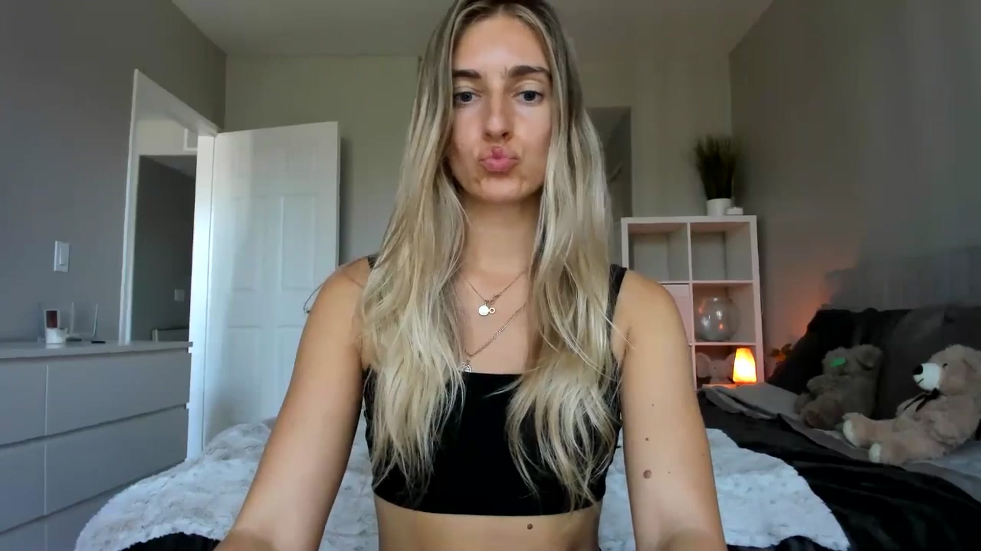 Gallery image thumbnail from Vodka_Queen's myfreecams stream on, 05/31/2025, 19:18 image 3 of 20