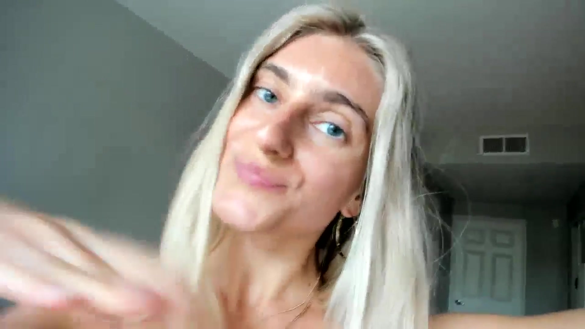 Gallery image thumbnail from Vodka_Queen's myfreecams stream on, 06/12/2025, 24:03 image 16 of 20