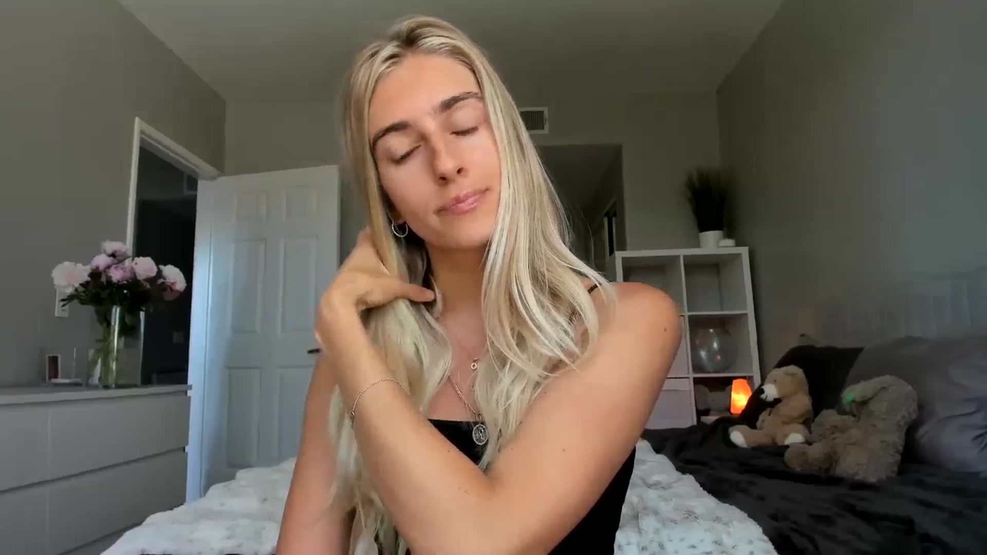 Gallery image thumbnail from Vodka_Queen's myfreecams stream on, 06/17/2025, 24:05 image 12 of 20