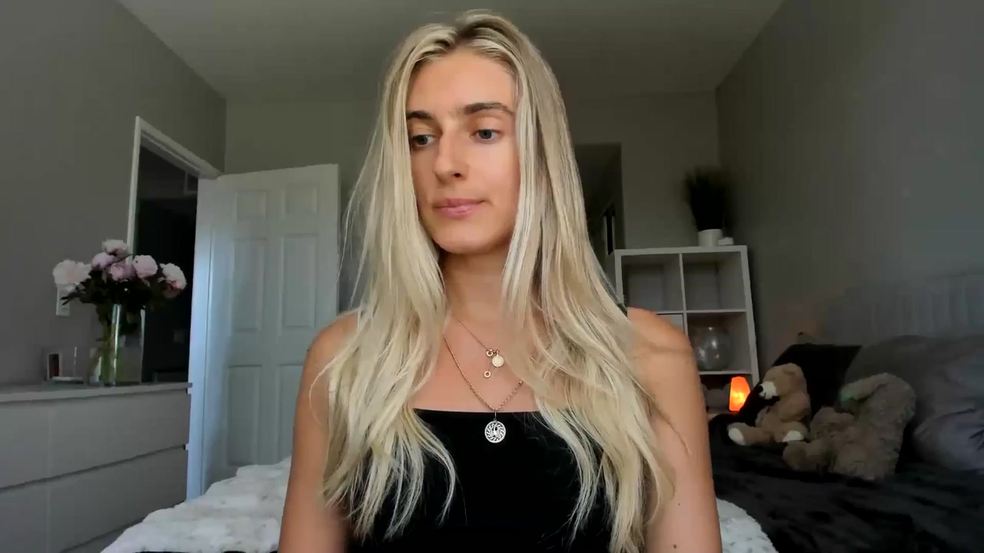 Gallery image thumbnail from Vodka_Queen's myfreecams stream on, 06/17/2025, 24:05 image 11 of 20
