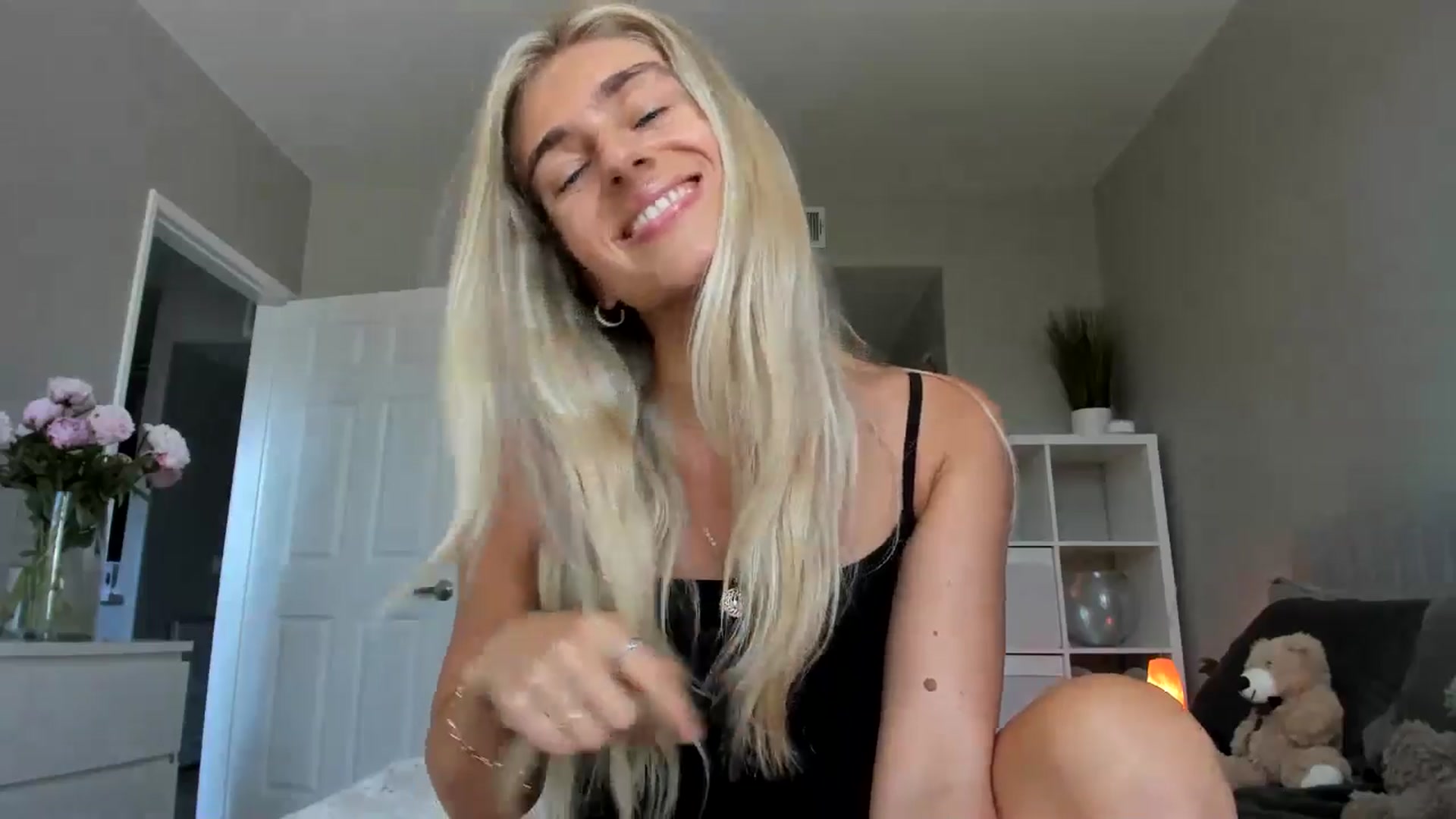 Gallery image thumbnail from Vodka_Queen's myfreecams stream on, 06/17/2025, 24:05 image 7 of 20