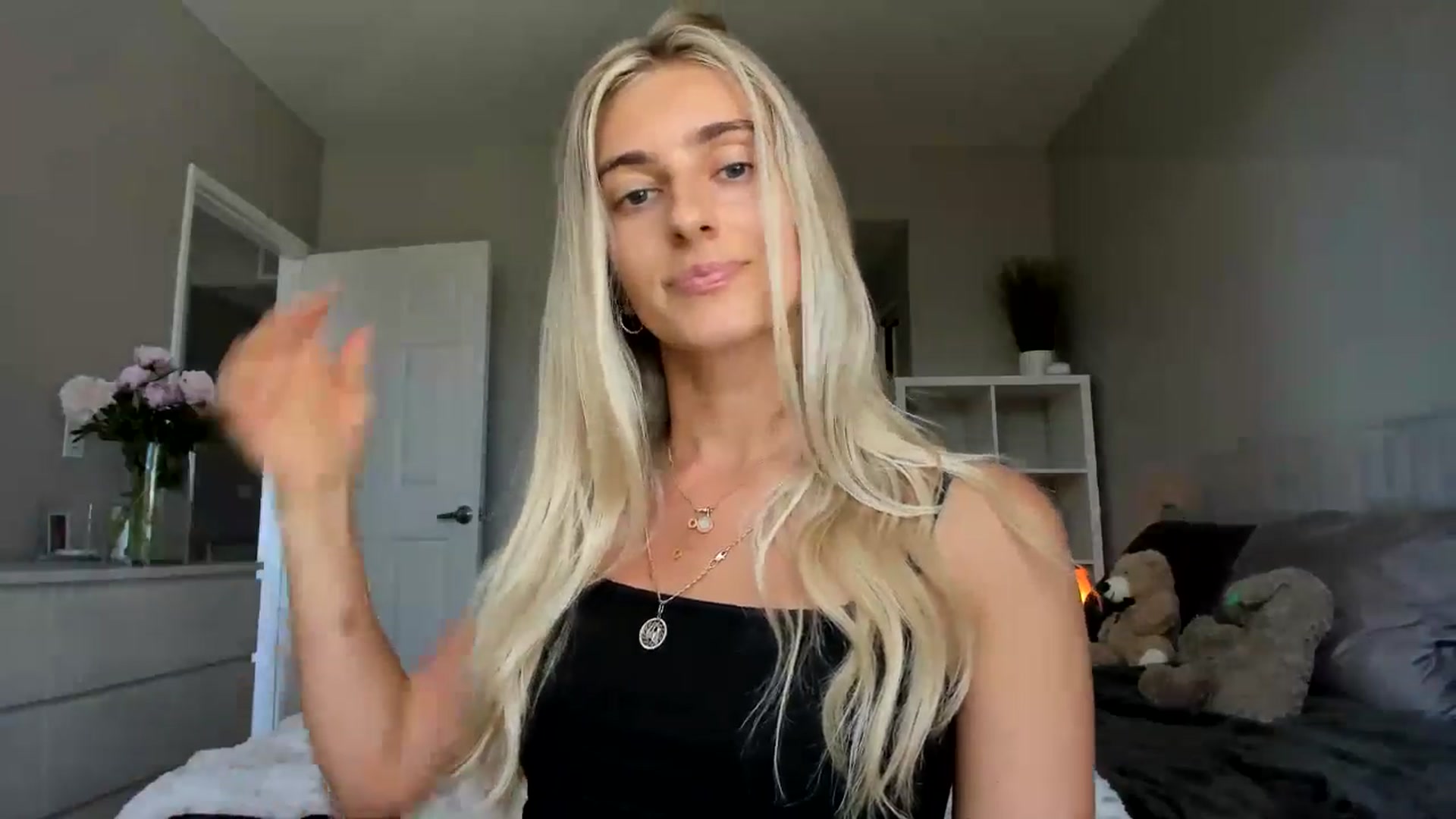 Gallery image thumbnail from Vodka_Queen's myfreecams stream on, 06/17/2025, 24:05 image 18 of 20