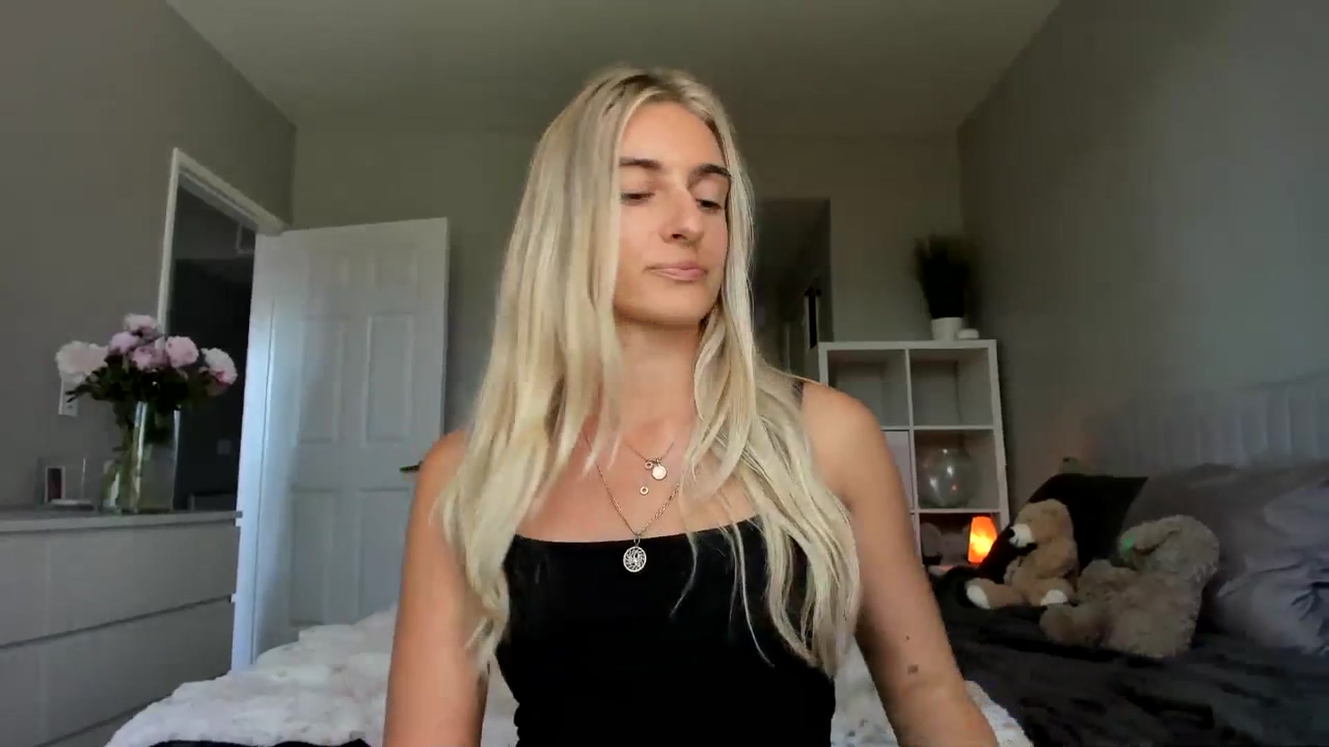 Gallery image thumbnail from Vodka_Queen's myfreecams stream on, 06/17/2025, 24:05 image 16 of 20