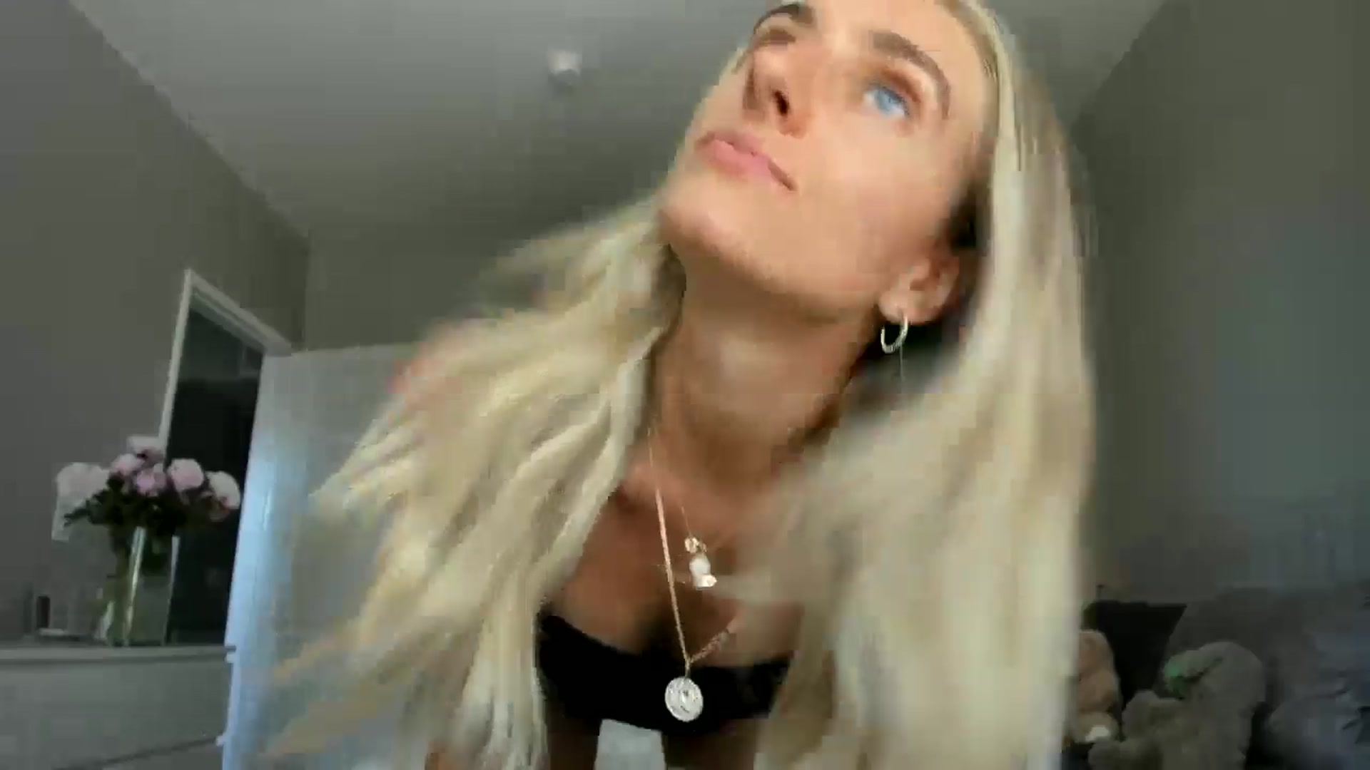 Gallery image thumbnail from Vodka_Queen's myfreecams stream on, 06/17/2025, 24:05 image 5 of 20