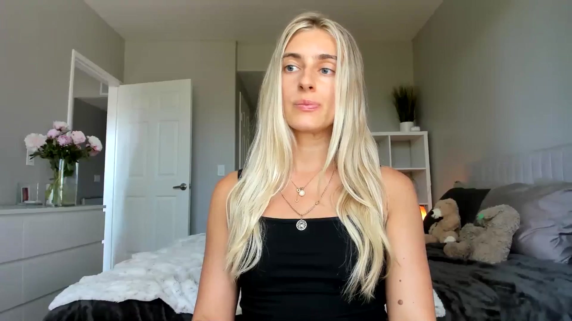 Gallery image thumbnail from Vodka_Queen's myfreecams stream on, 06/17/2025, 24:05 image 19 of 20