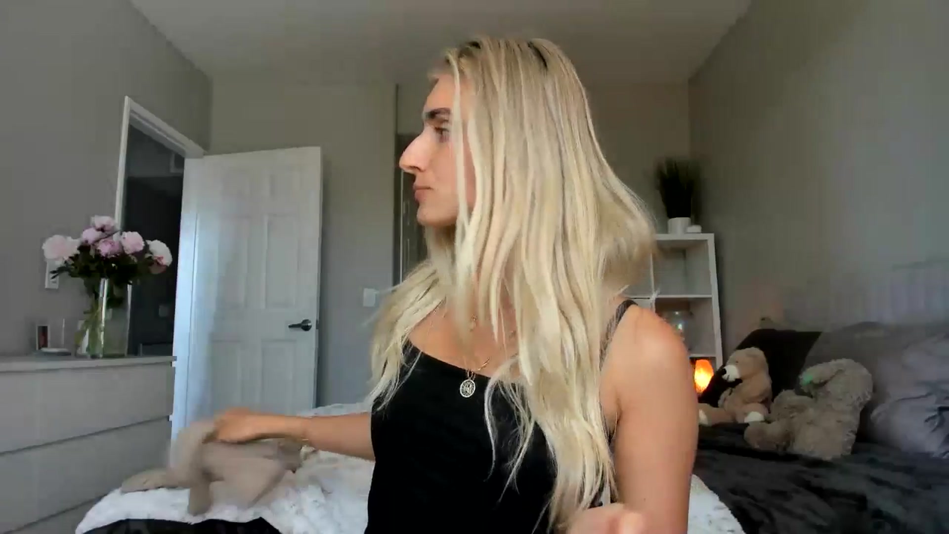 Gallery image thumbnail from Vodka_Queen's myfreecams stream on, 06/17/2025, 24:05 image 15 of 20