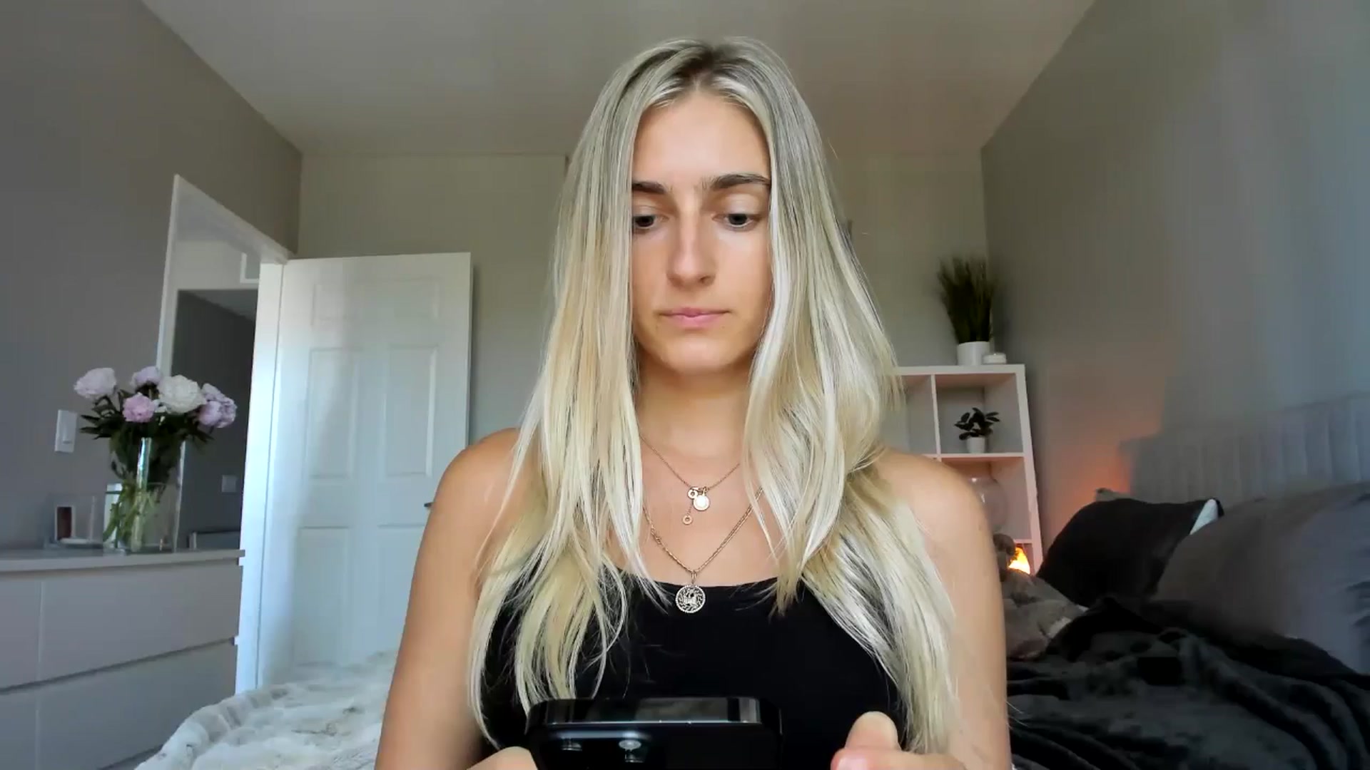 Gallery image thumbnail from Vodka_Queen's myfreecams stream on, 06/18/2025, 20:09 image 1 of 20