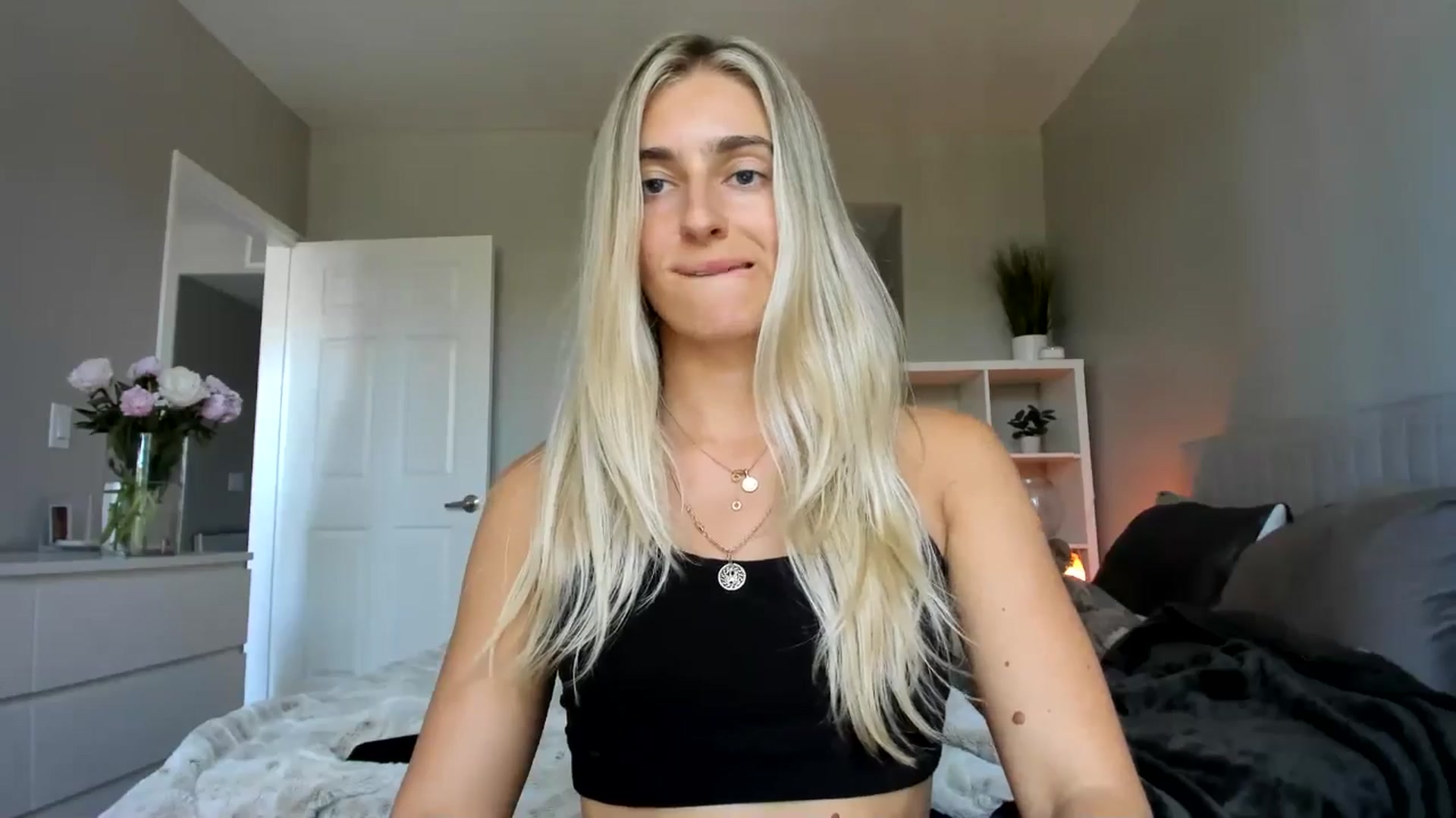 Gallery image thumbnail from Vodka_Queen's myfreecams stream on, 06/18/2025, 20:09 image 7 of 20