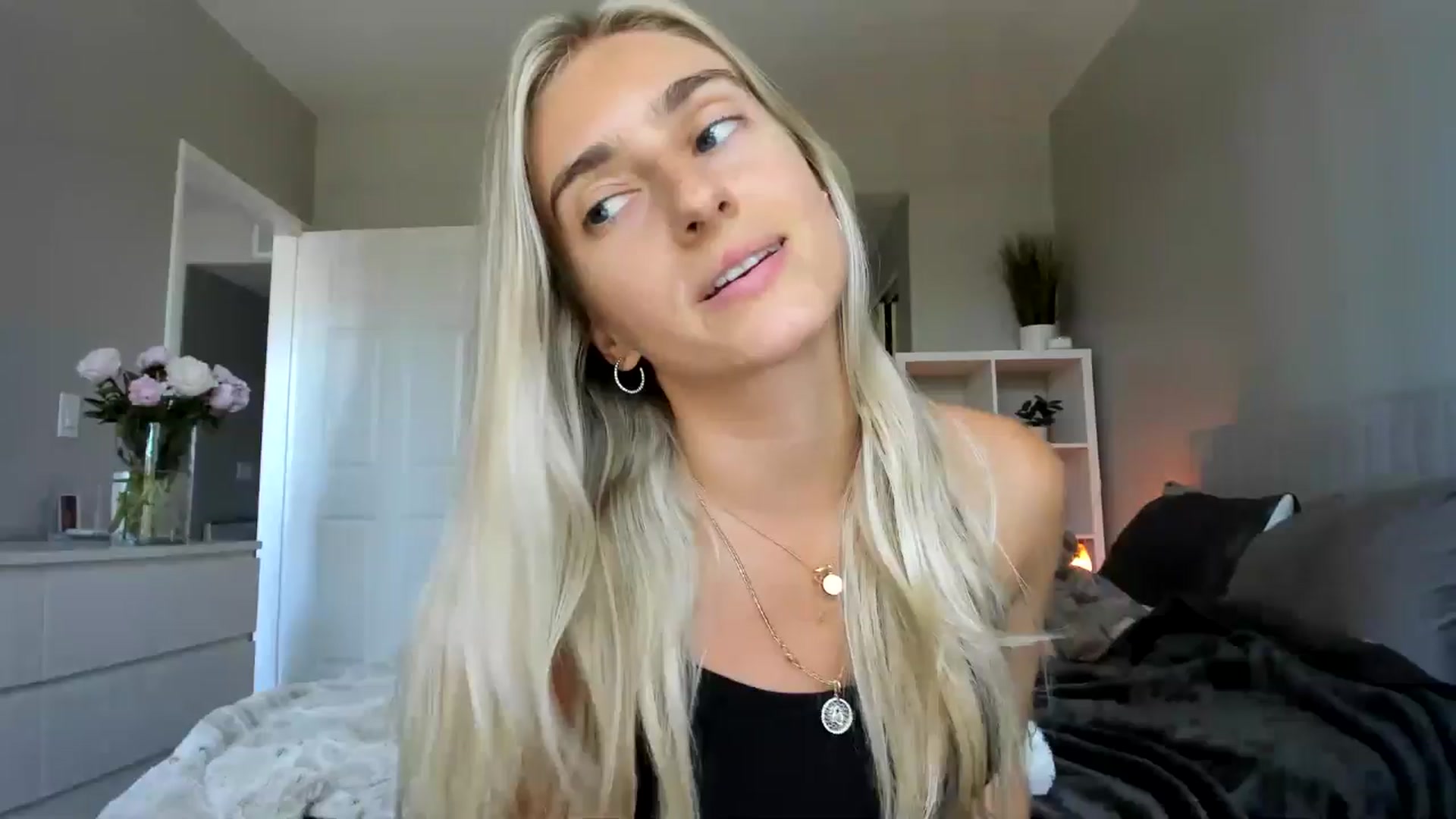 Gallery image thumbnail from Vodka_Queen's myfreecams stream on, 06/18/2025, 20:09 image 14 of 20