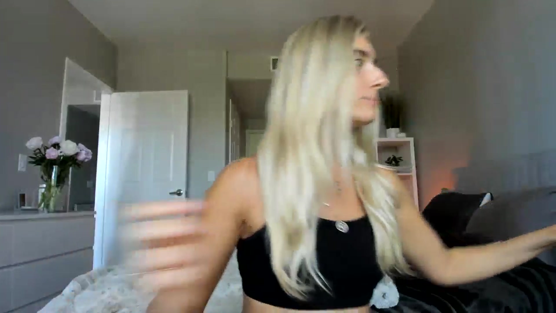 Gallery image thumbnail from Vodka_Queen's myfreecams stream on, 06/18/2025, 20:09 image 10 of 20
