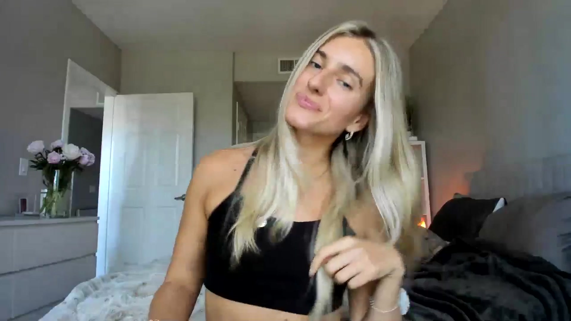 Gallery image thumbnail from Vodka_Queen's myfreecams stream on, 06/18/2025, 20:09 image 9 of 20