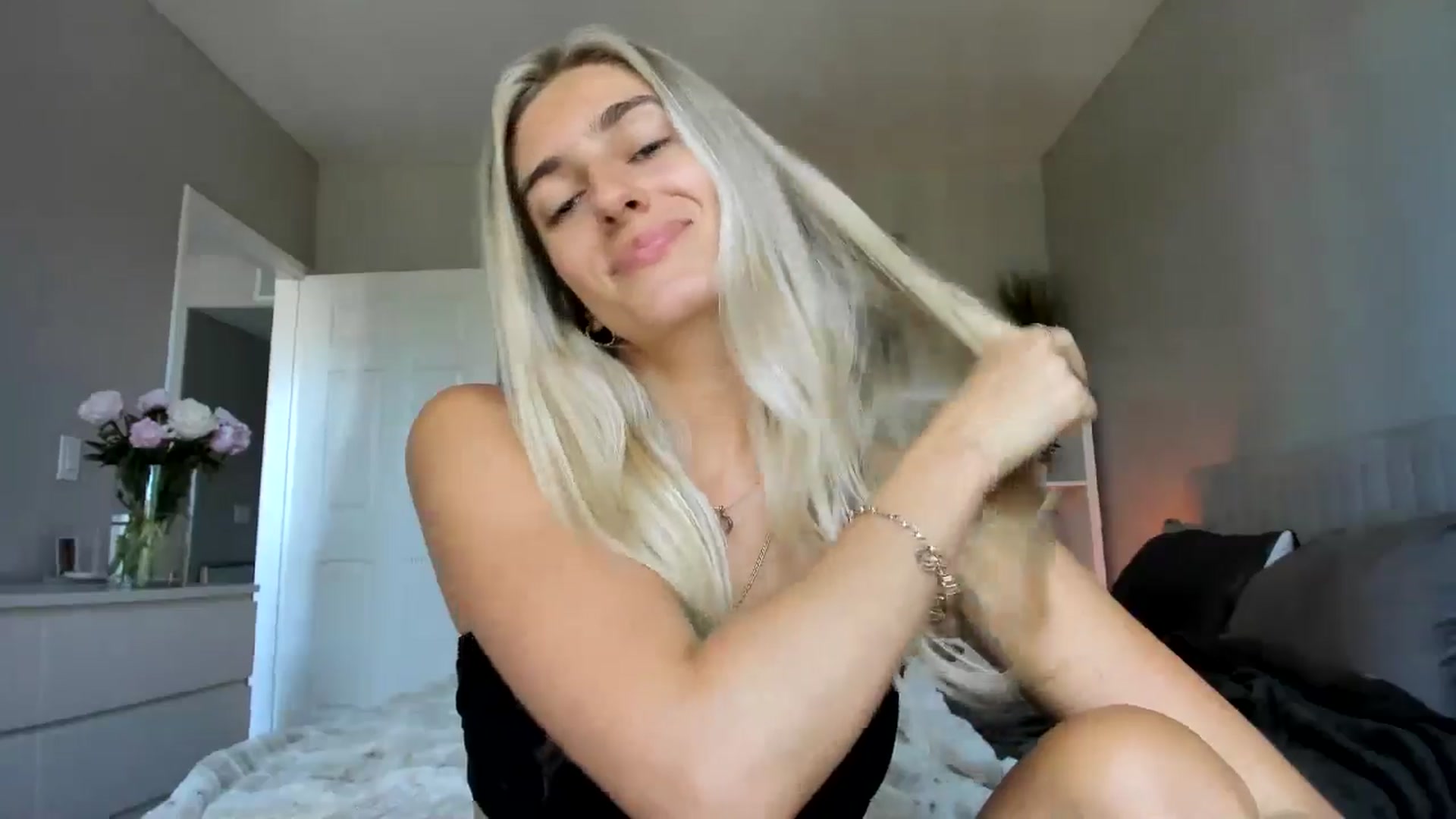Gallery image thumbnail from Vodka_Queen's myfreecams stream on, 06/18/2025, 20:09 image 4 of 20