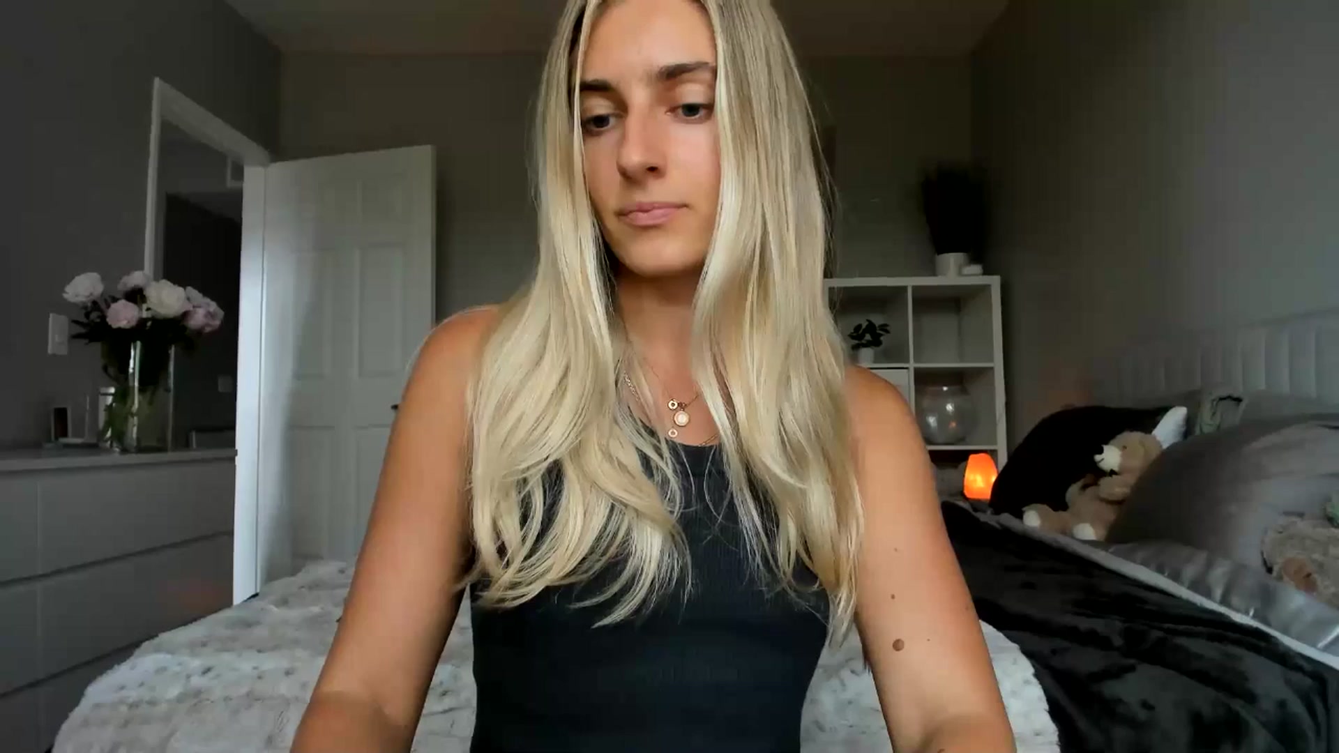 Gallery image thumbnail from Vodka_Queen's myfreecams stream on, 06/20/2025, 24:18 image 16 of 20