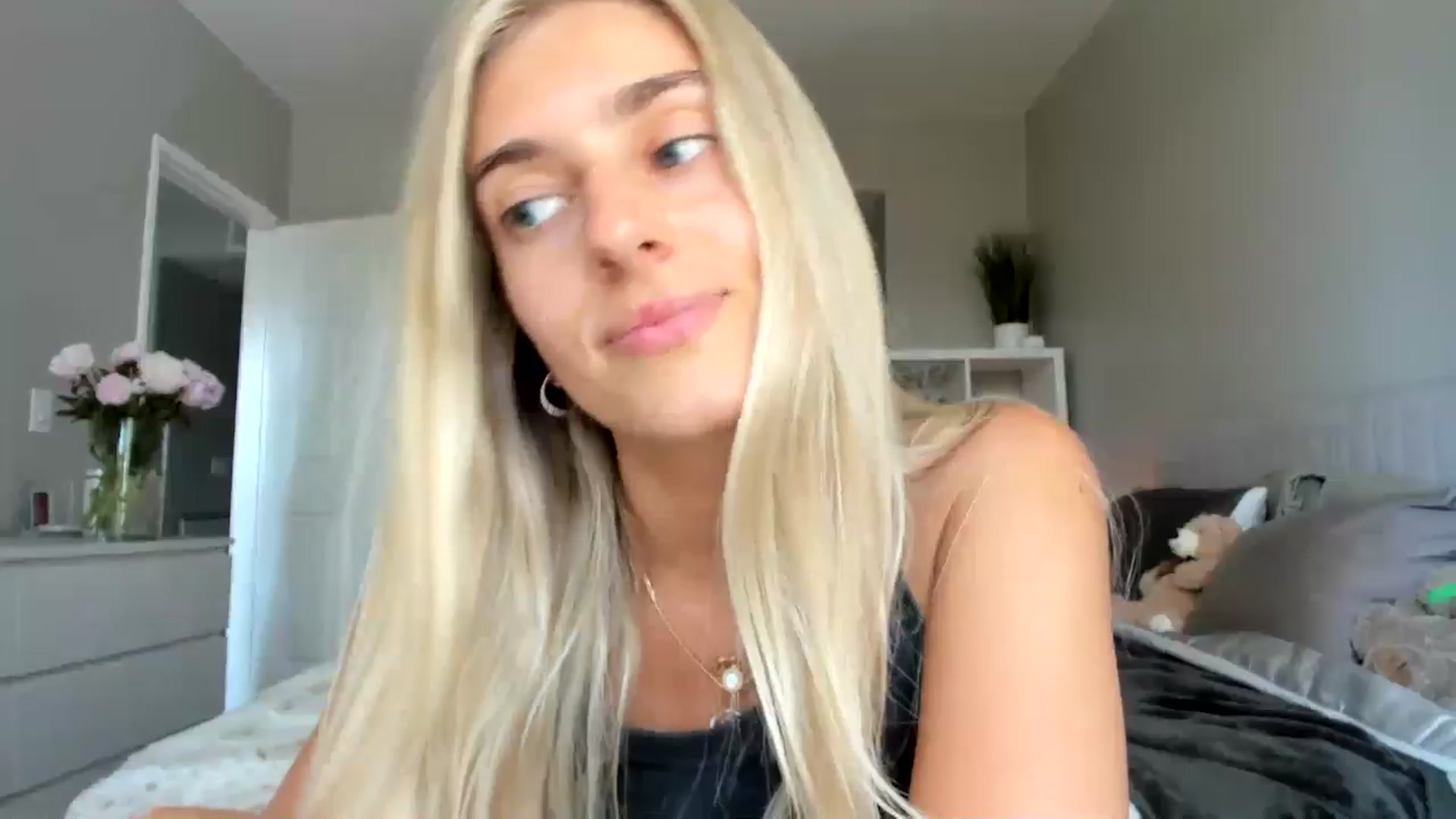 Gallery image thumbnail from Vodka_Queen's myfreecams stream on, 06/20/2025, 24:18 image 12 of 20