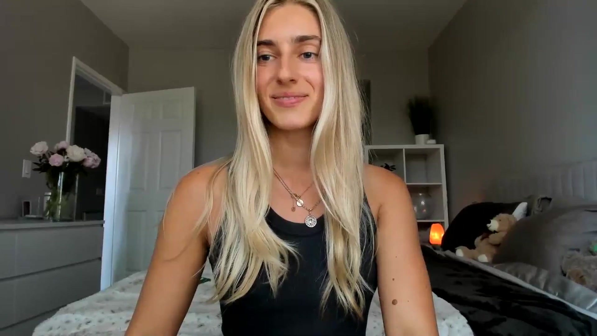 Gallery image thumbnail from Vodka_Queen's myfreecams stream on, 06/20/2025, 24:18 image 13 of 20