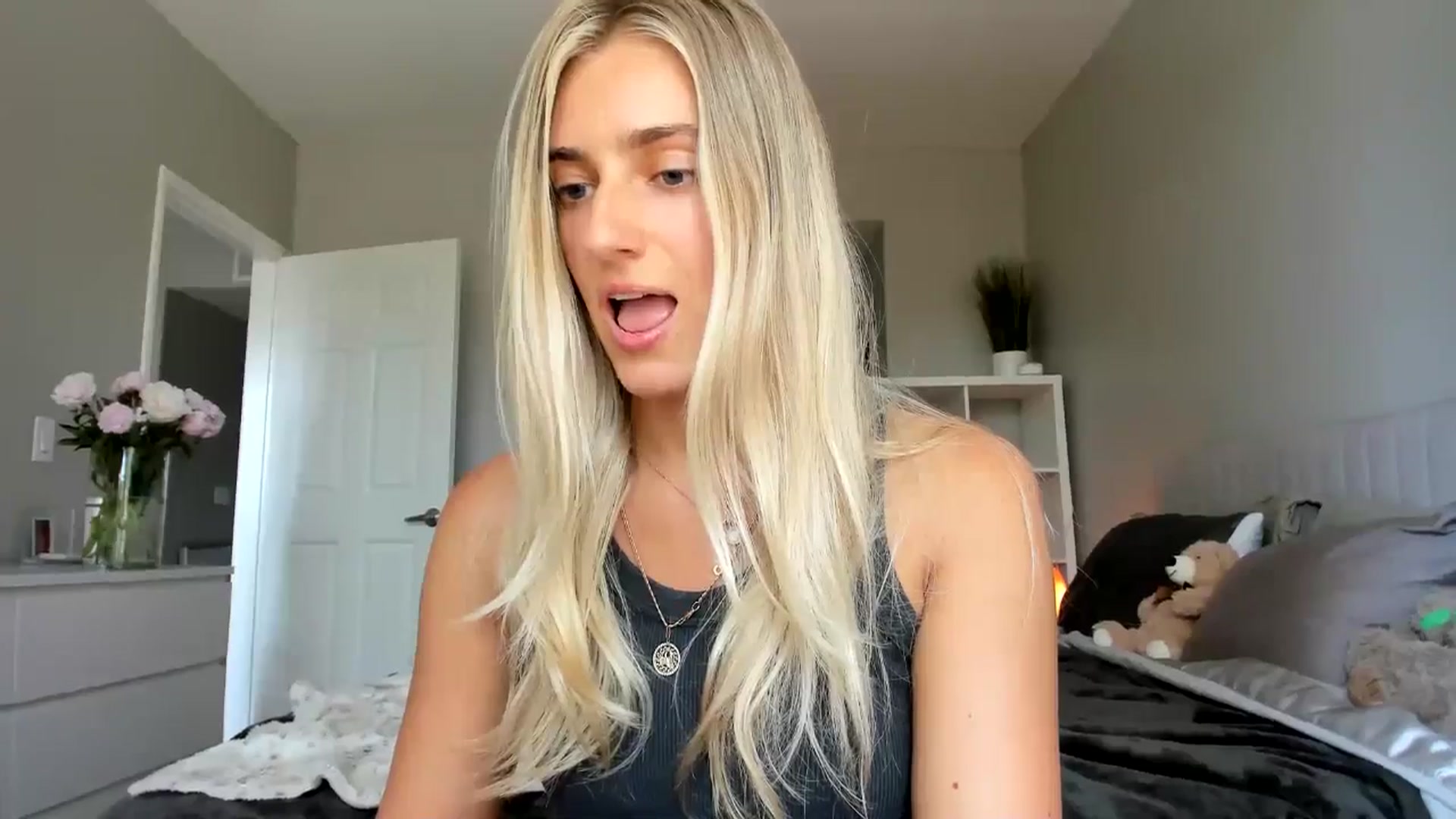 Gallery image thumbnail from Vodka_Queen's myfreecams stream on, 06/20/2025, 24:18 image 8 of 20