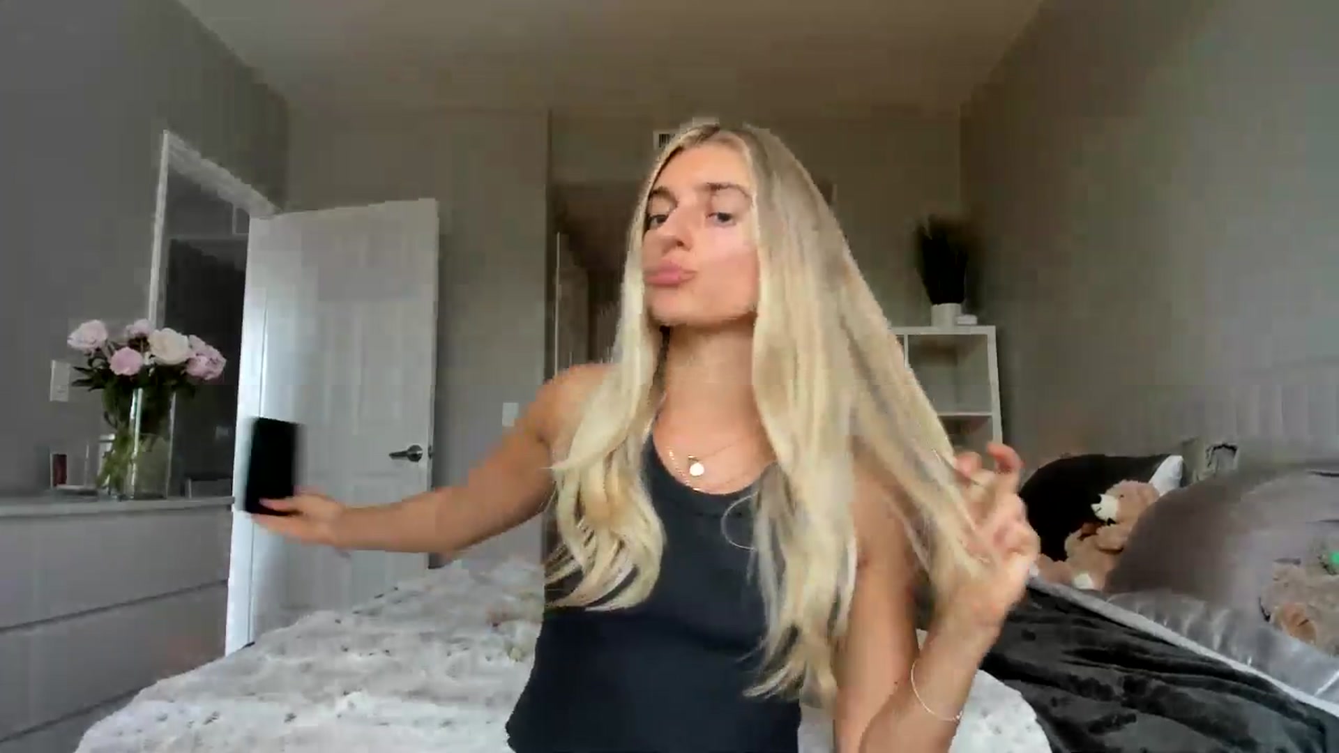 Gallery image thumbnail from Vodka_Queen's myfreecams stream on, 06/20/2025, 24:18 image 15 of 20