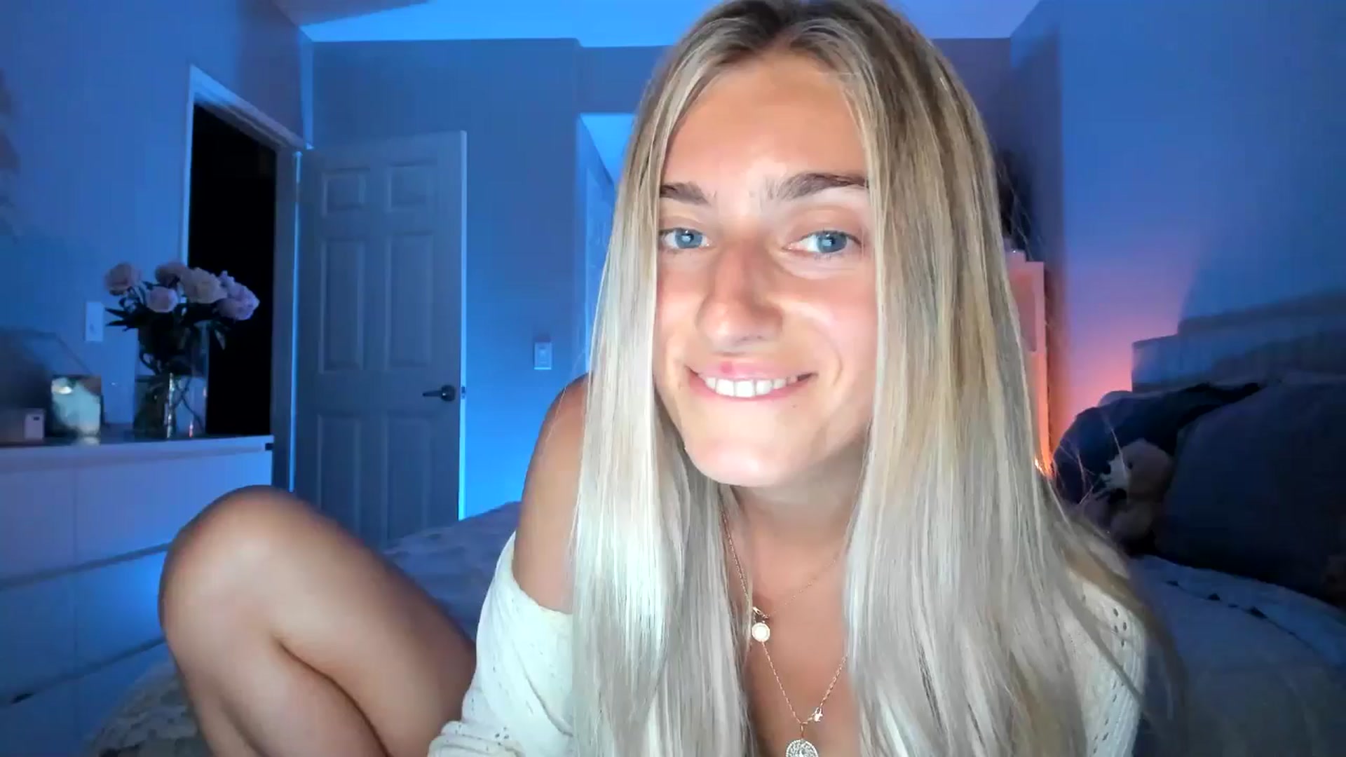 Gallery image thumbnail from Vodka_Queen's myfreecams stream on, 06/22/2025, 07:25 image 18 of 20