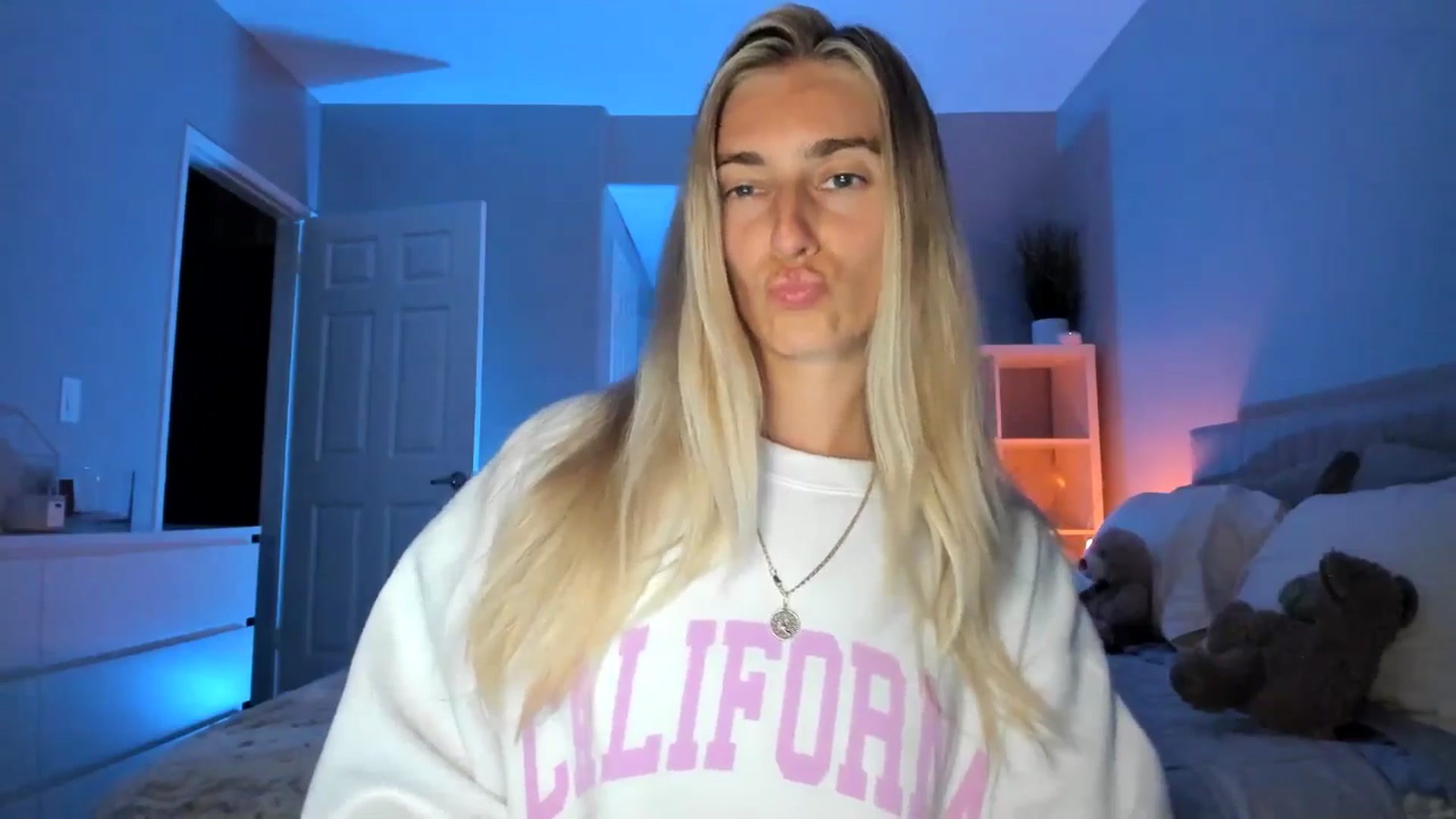 Gallery image thumbnail from Vodka_Queen's myfreecams stream on, 06/24/2025, 07:06 image 3 of 20