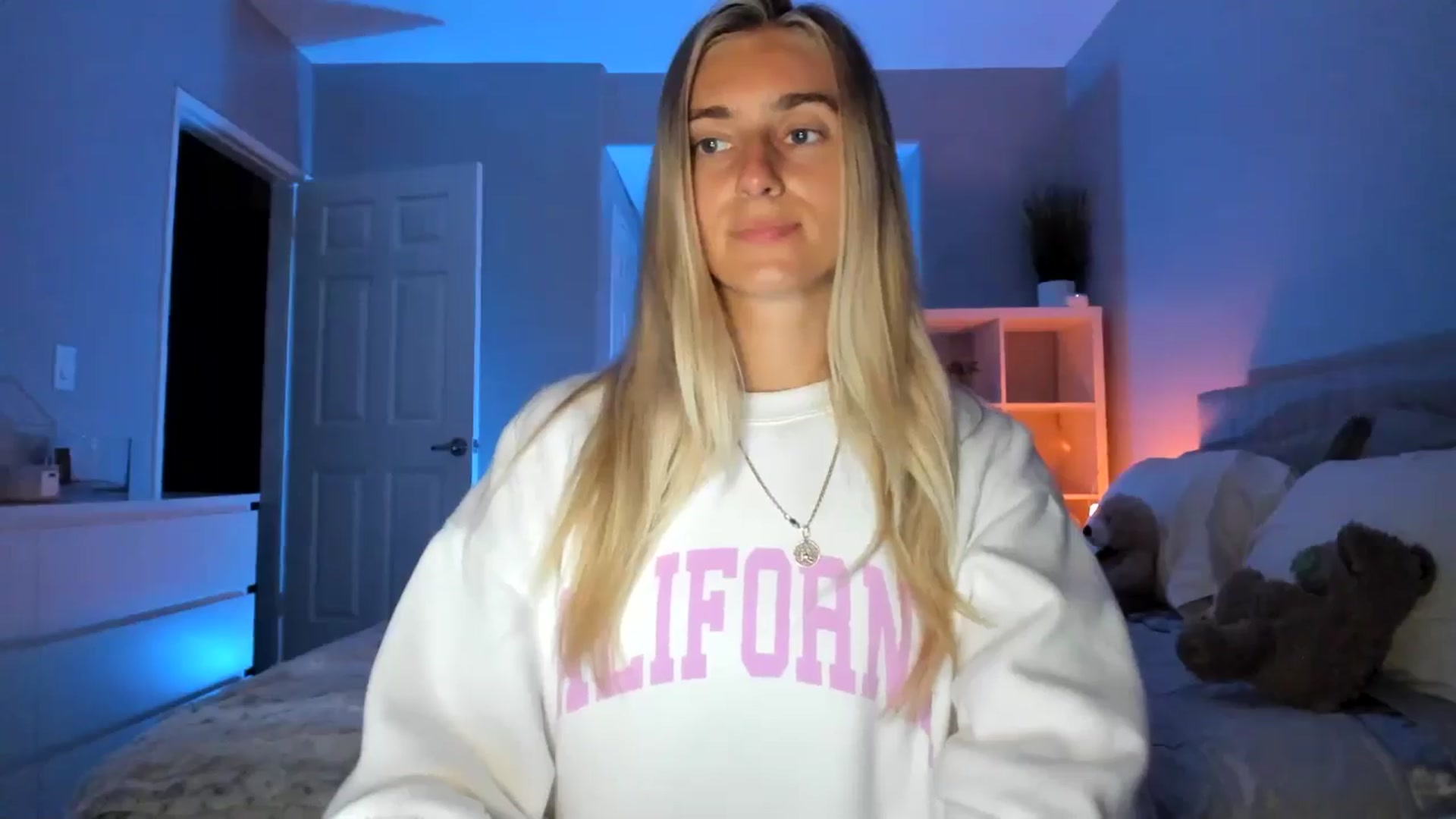 Gallery image thumbnail from Vodka_Queen's myfreecams stream on, 06/24/2025, 07:06 image 16 of 20