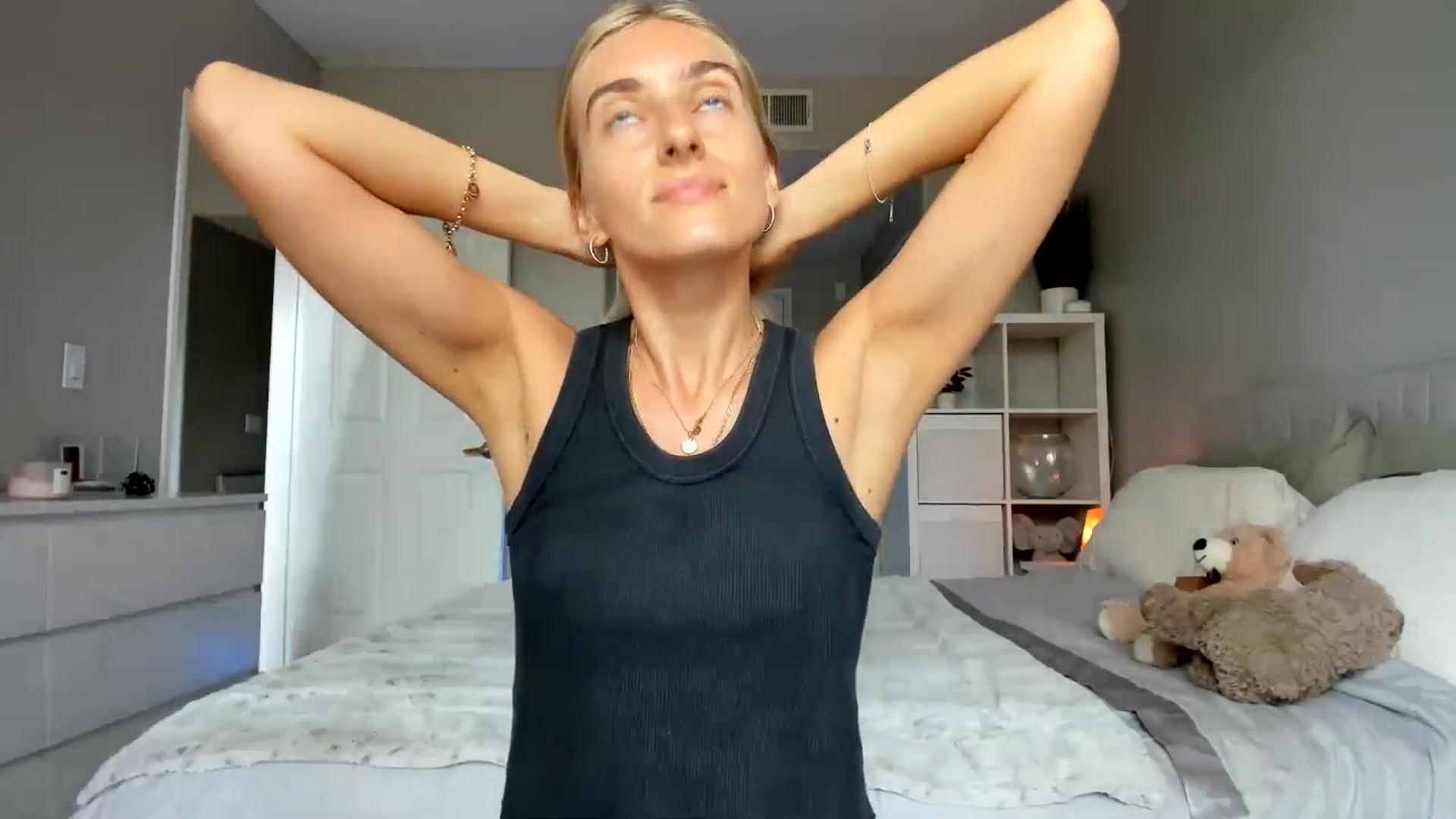 Gallery image thumbnail from Vodka_Queen's myfreecams stream on, 06/26/2025, 21:48 image 16 of 20