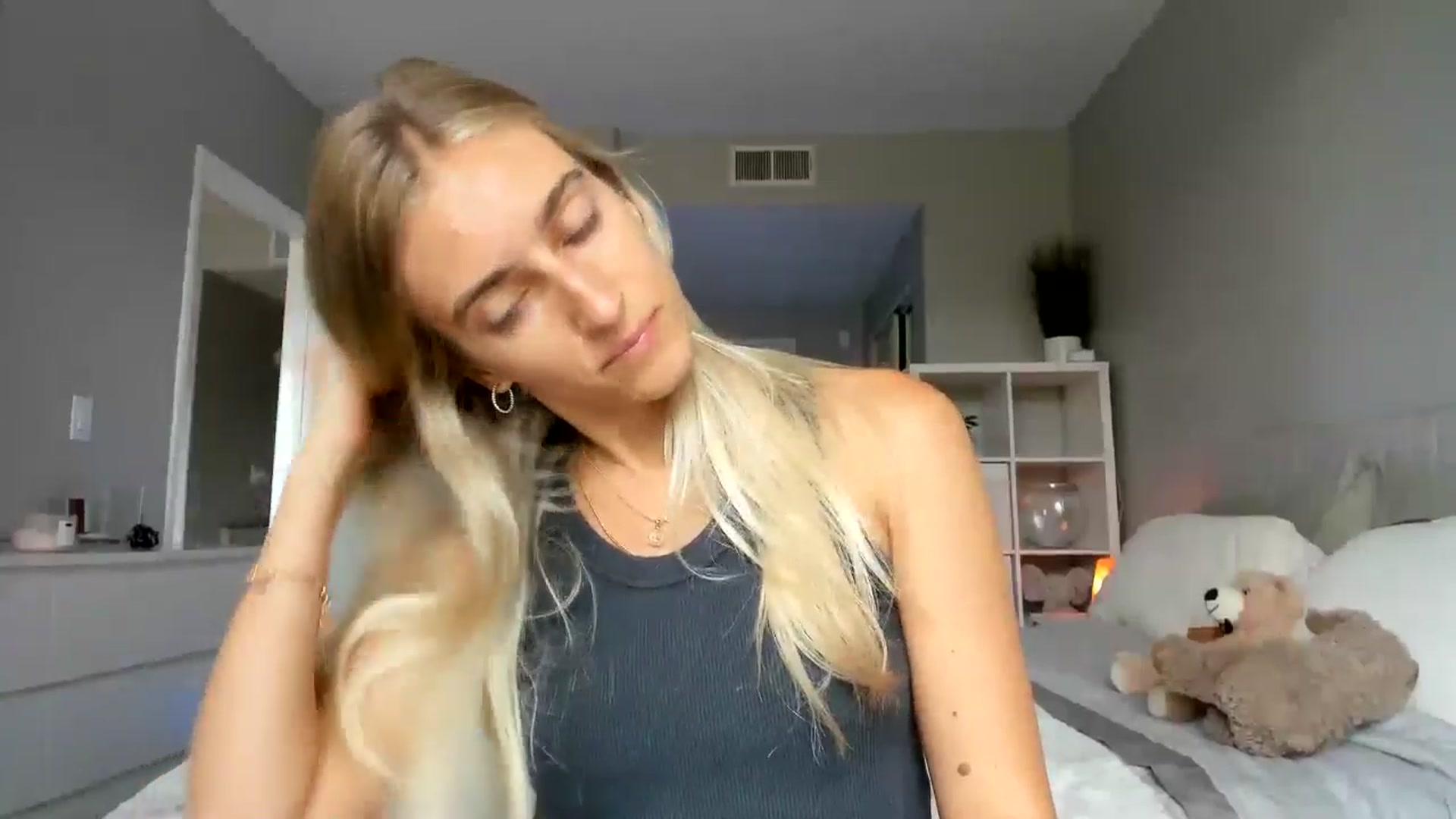 Gallery image thumbnail from Vodka_Queen's myfreecams stream on, 06/26/2025, 21:48 image 17 of 20