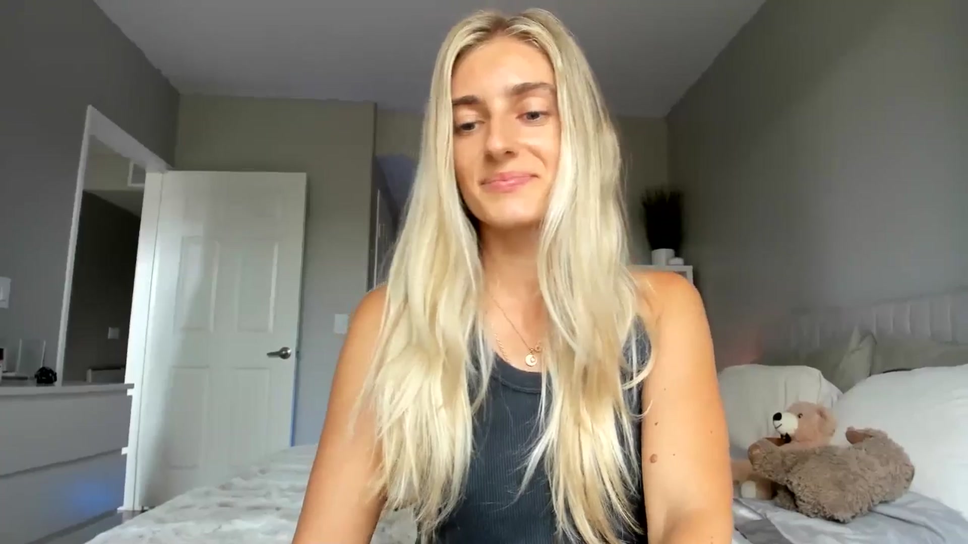 Gallery image thumbnail from Vodka_Queen's myfreecams stream on, 06/26/2025, 23:24 image 3 of 20