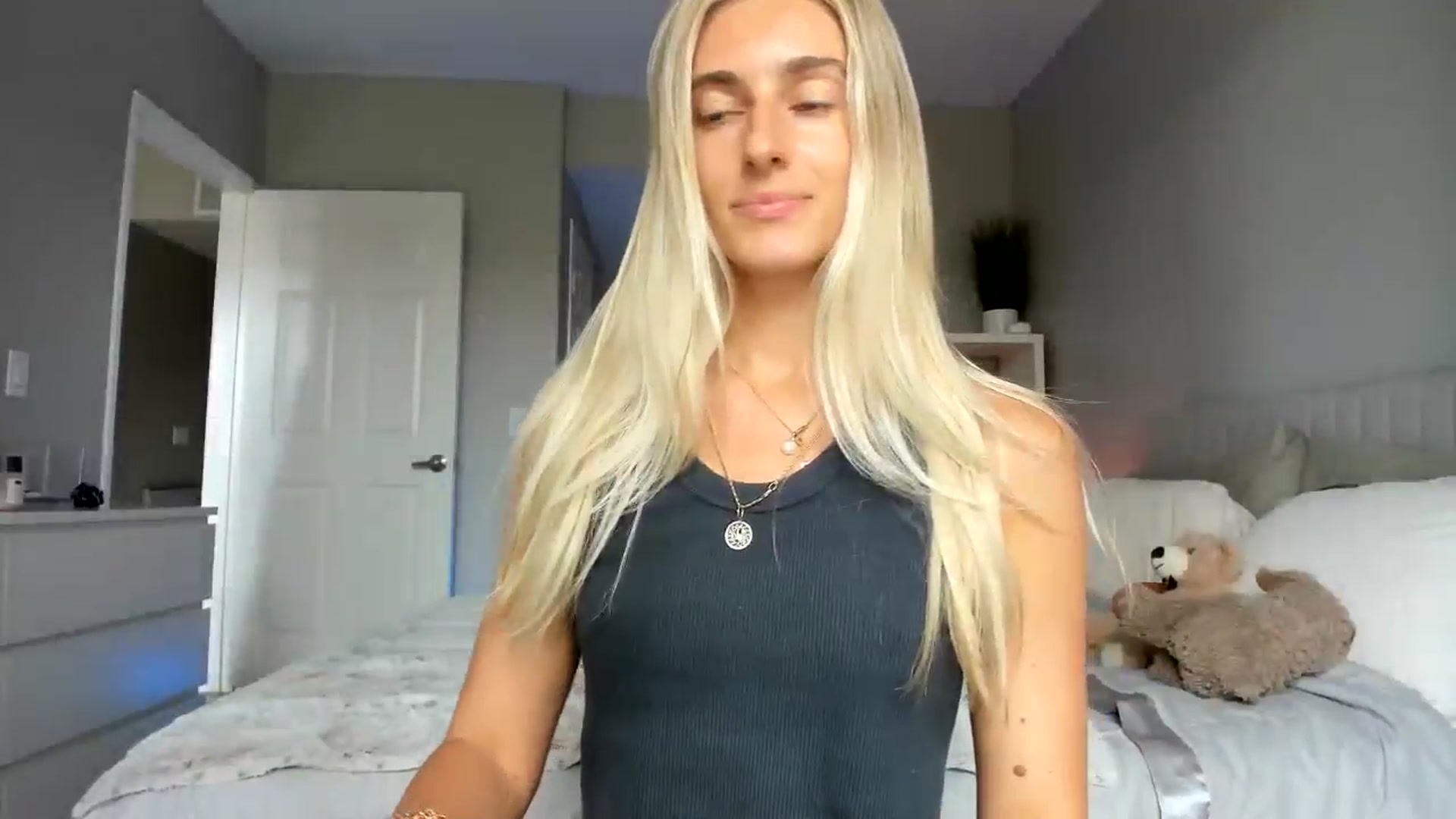 Gallery image thumbnail from Vodka_Queen's myfreecams stream on, 06/26/2025, 23:24 image 16 of 20
