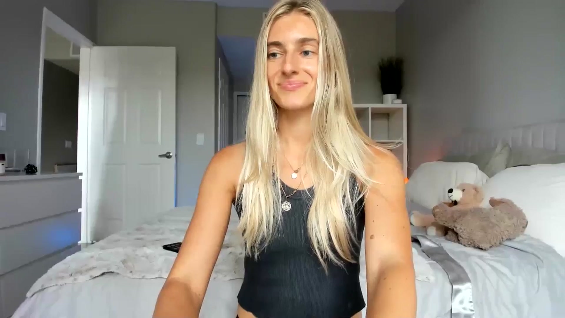 Gallery image thumbnail from Vodka_Queen's myfreecams stream on, 06/26/2025, 23:24 image 10 of 20