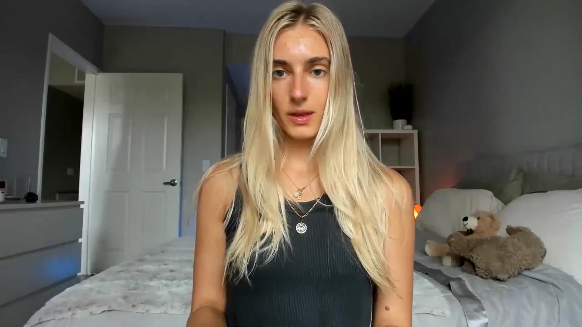 Gallery image thumbnail from Vodka_Queen's myfreecams stream on, 06/26/2025, 23:24 image 19 of 20