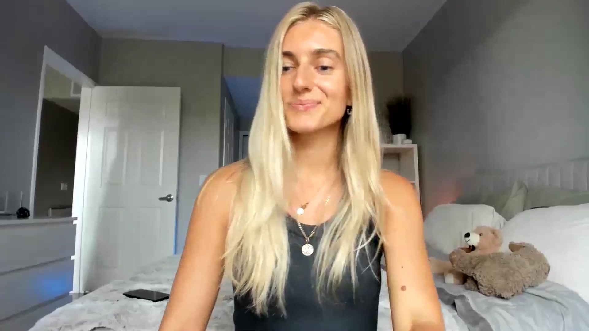 Gallery image thumbnail from Vodka_Queen's myfreecams stream on, 06/26/2025, 23:24 image 12 of 20