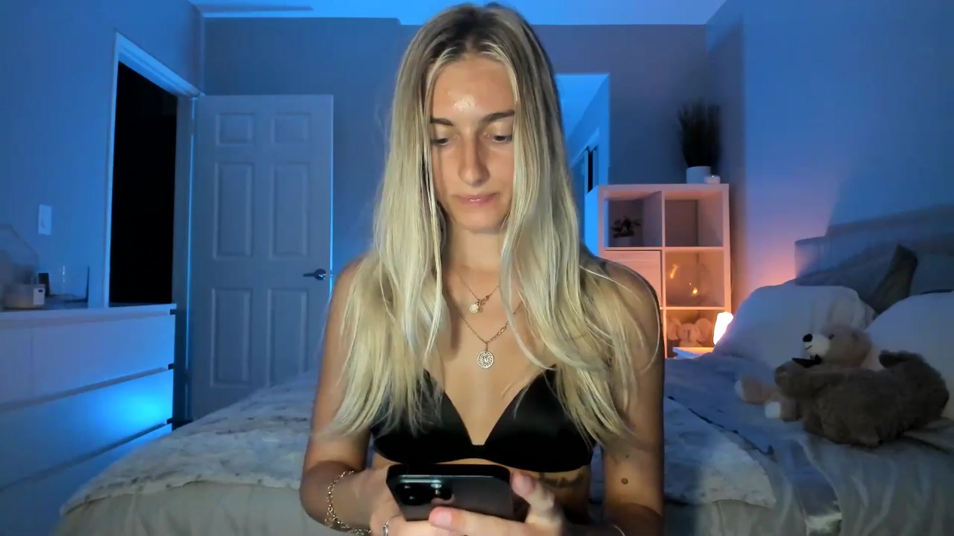 Gallery image thumbnail from Vodka_Queen's myfreecams stream on, 06/27/2025, 06:18 image 9 of 20