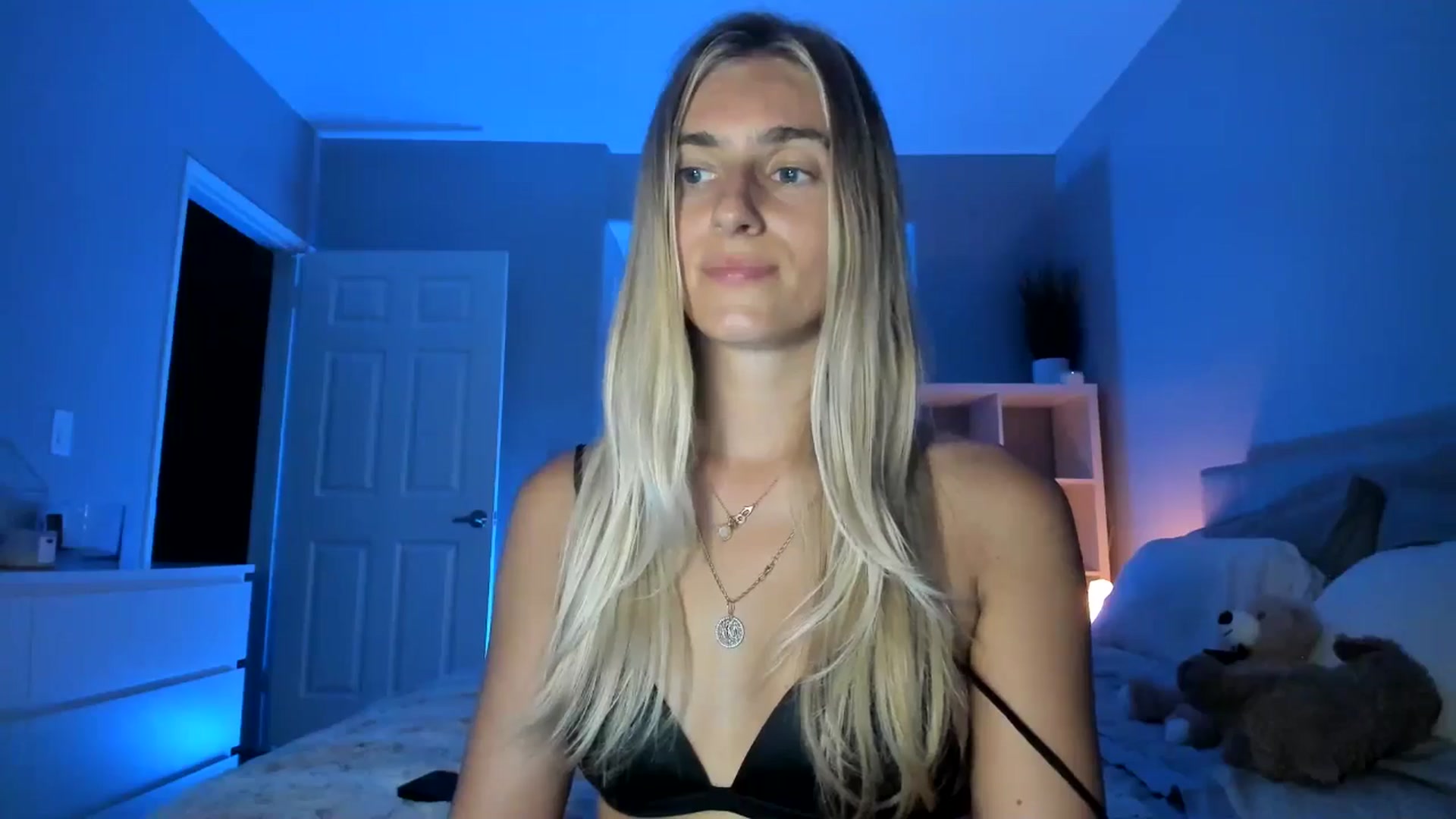 Gallery image thumbnail from Vodka_Queen's myfreecams stream on, 06/27/2025, 06:18 image 17 of 20