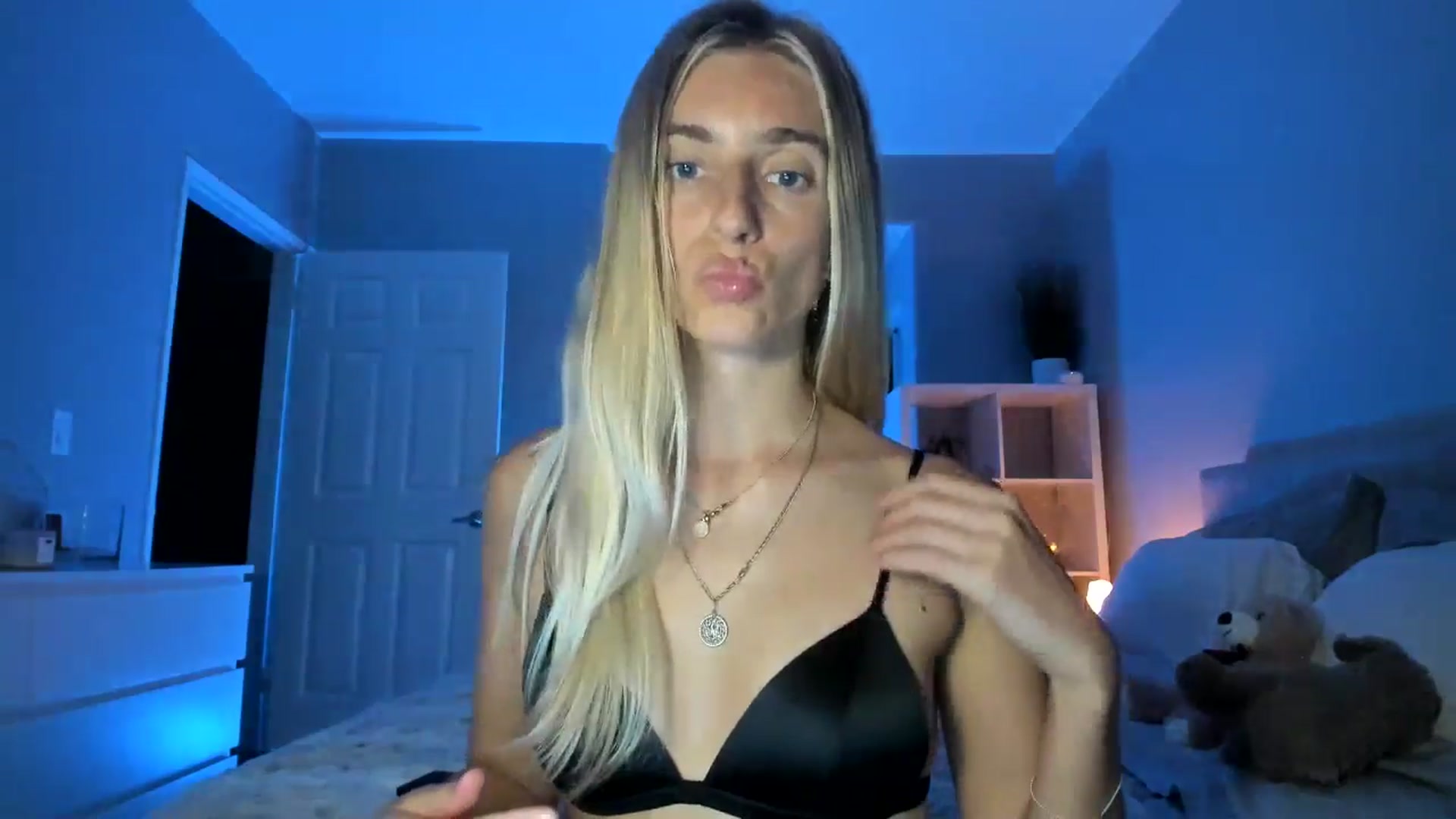Gallery image thumbnail from Vodka_Queen's myfreecams stream on, 06/27/2025, 06:18 image 18 of 20