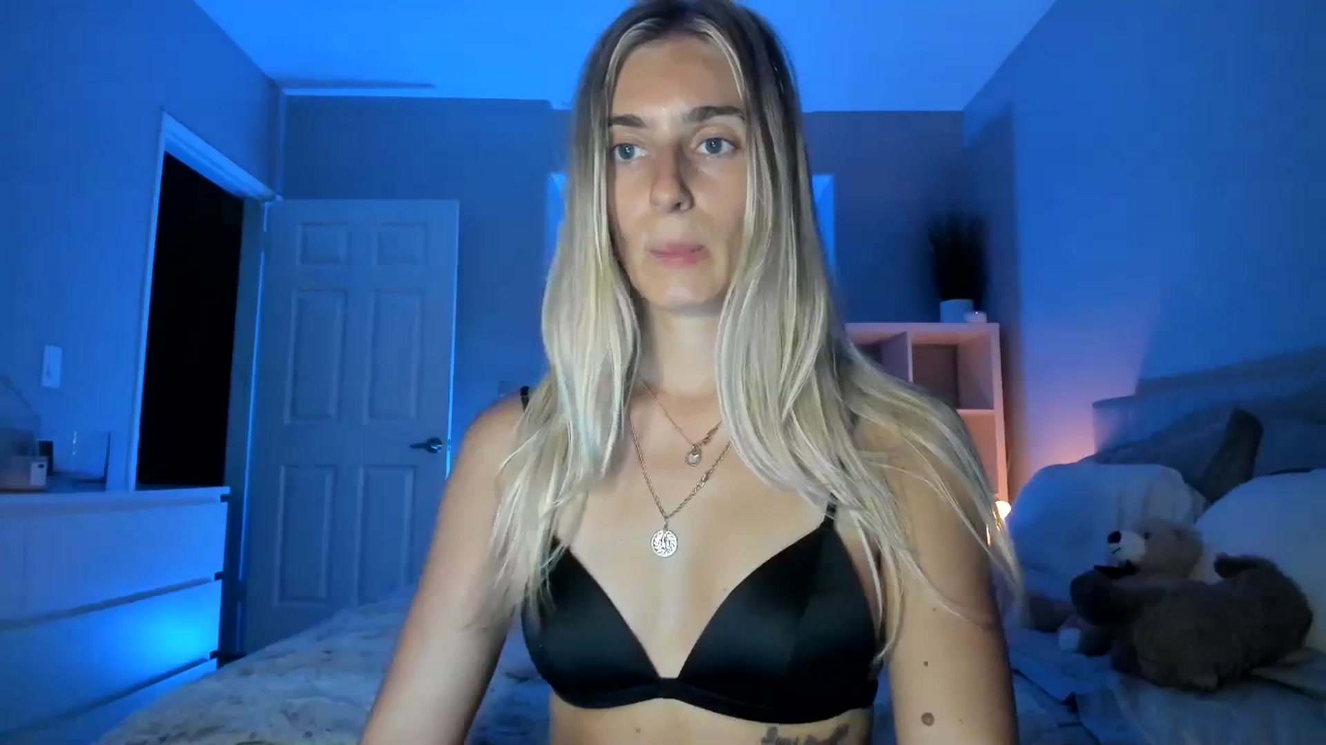 Gallery image thumbnail from Vodka_Queen's myfreecams stream on, 06/27/2025, 06:18 image 3 of 20