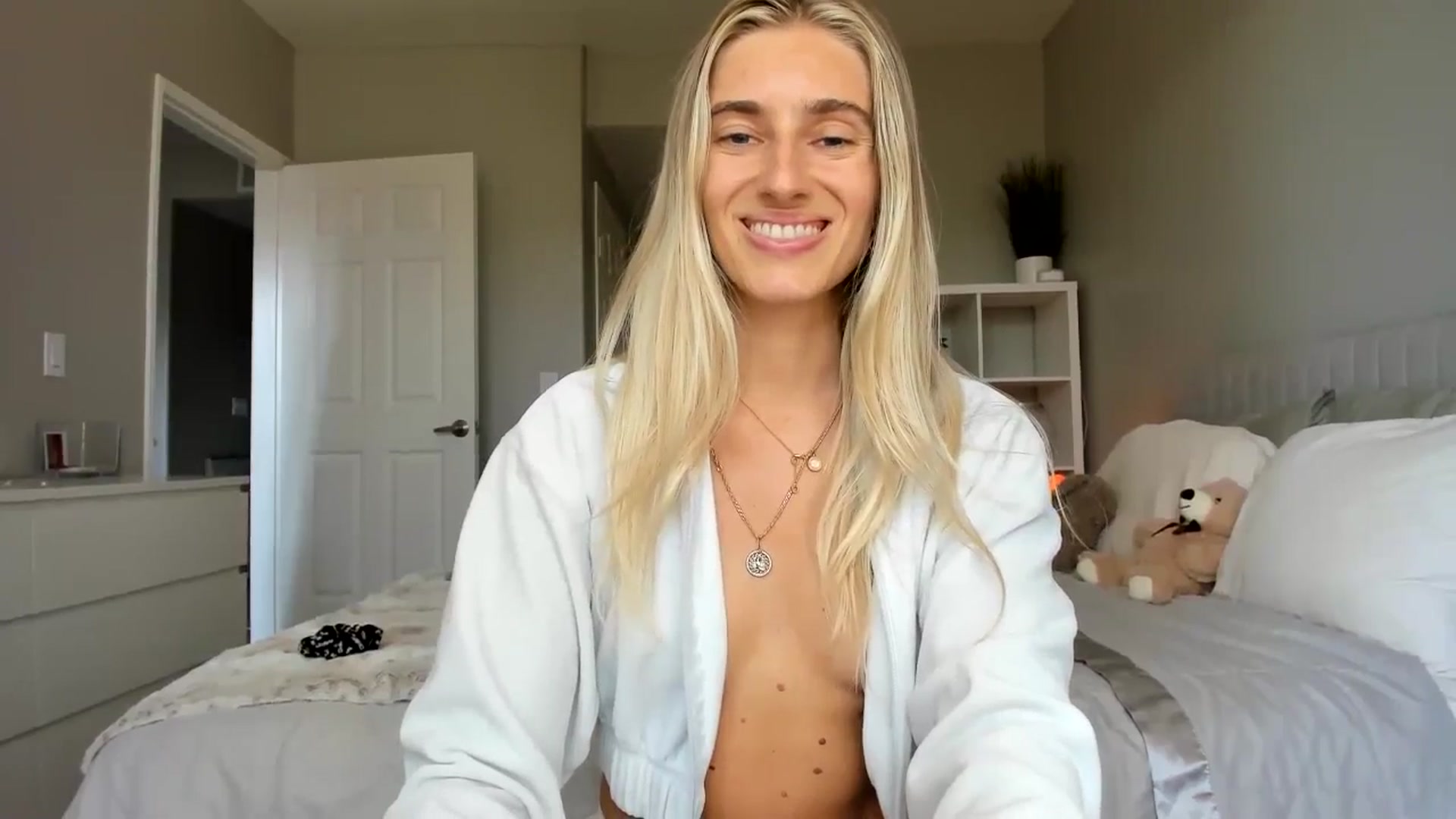 Gallery image thumbnail from Vodka_Queen's myfreecams stream on, 07/04/2025, 24:06 image 17 of 20