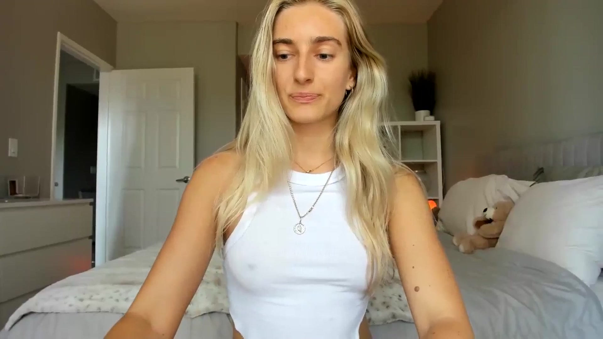 Gallery image thumbnail from Vodka_Queen's myfreecams stream on, 07/05/2025, 22:31 image 19 of 20