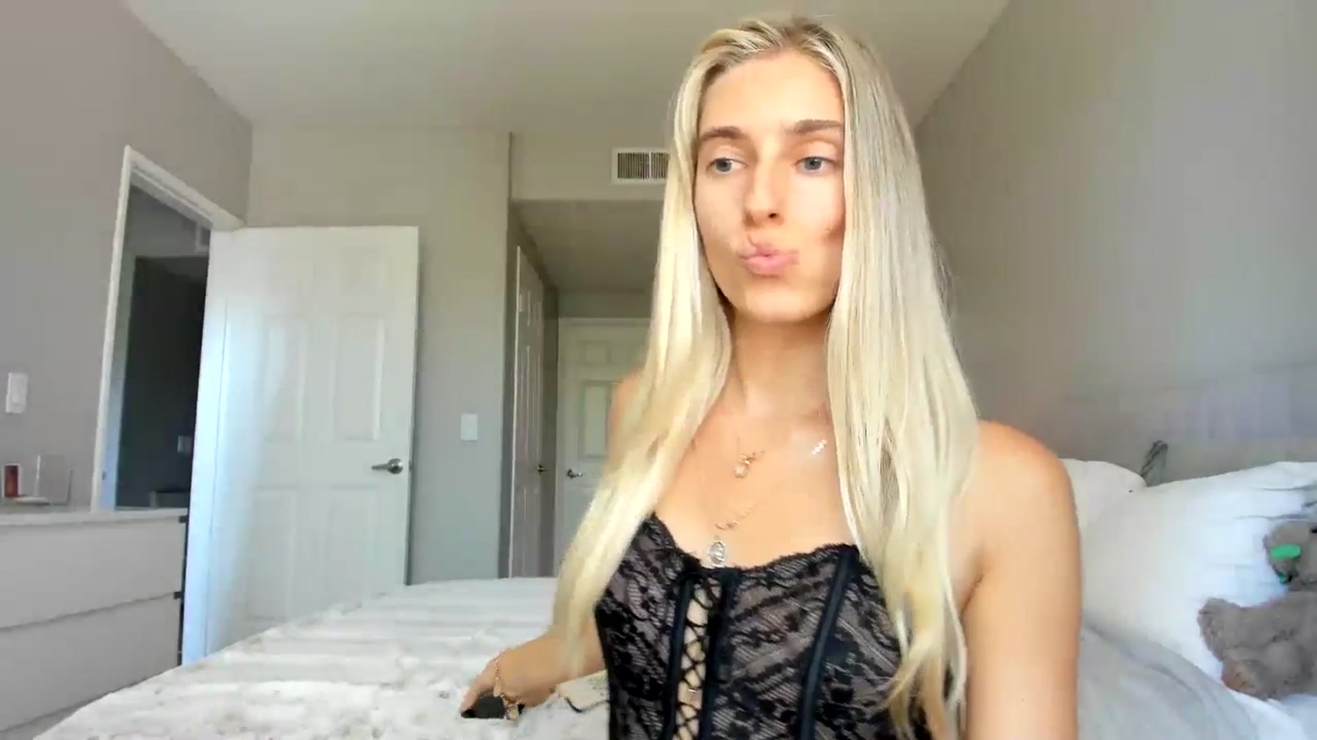 Gallery image thumbnail from Vodka_Queen's myfreecams stream on, 07/10/2025, 24:05 image 14 of 20