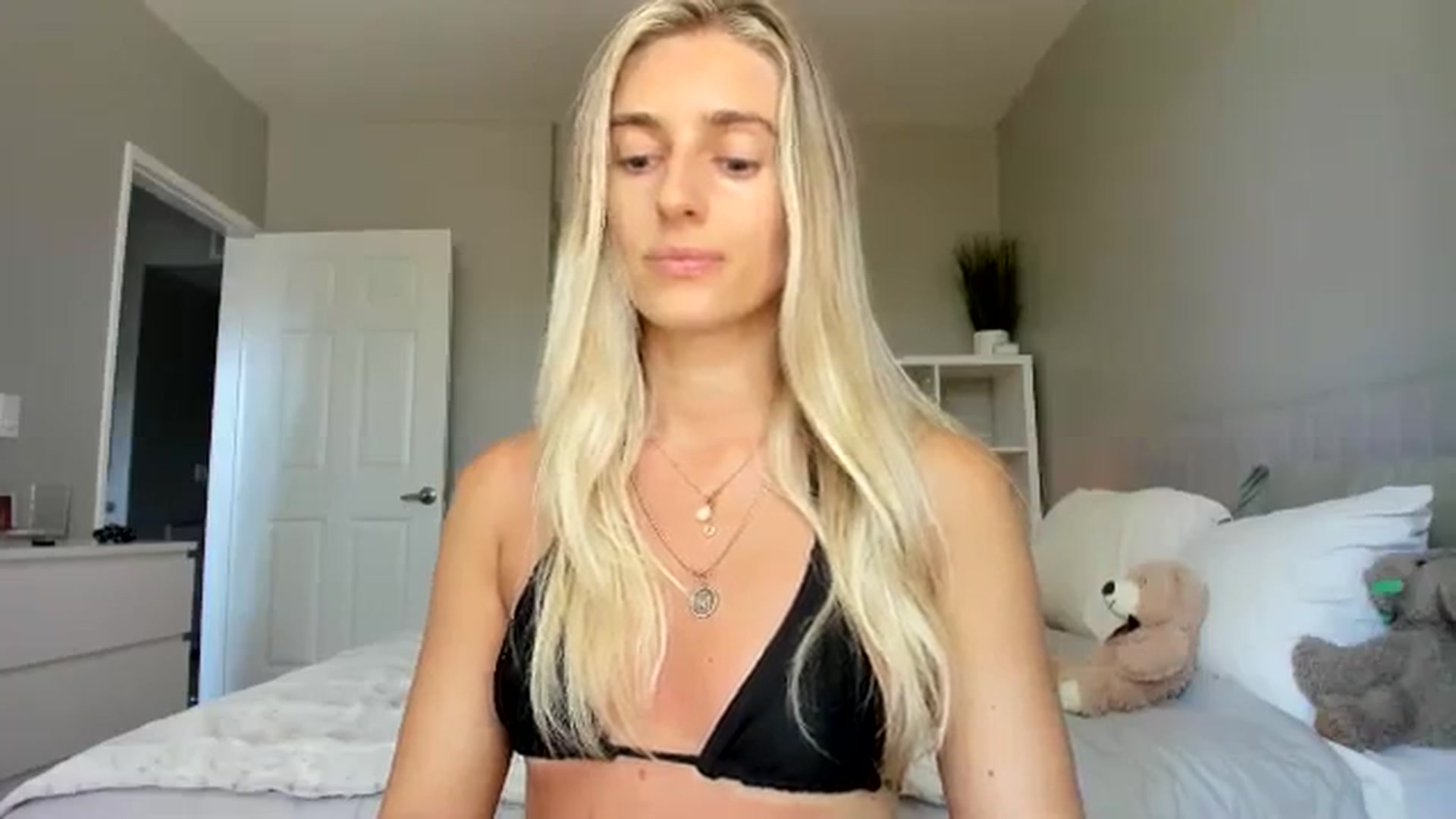 Gallery image thumbnail from Vodka_Queen's myfreecams stream on, 07/10/2025, 23:31 image 16 of 20
