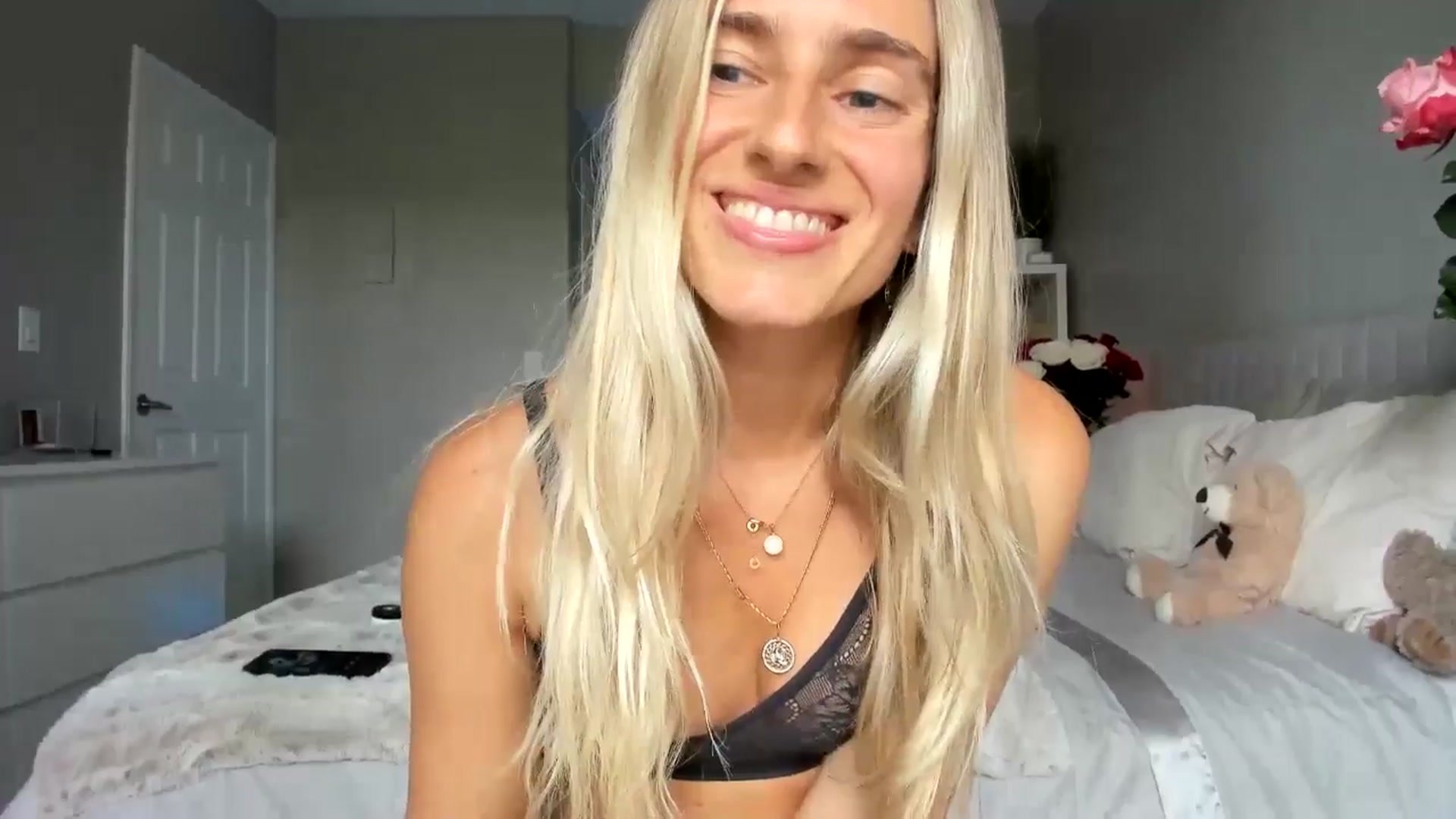Gallery image thumbnail from Vodka_Queen's myfreecams stream on, 07/21/2025, 23:47 image 15 of 20