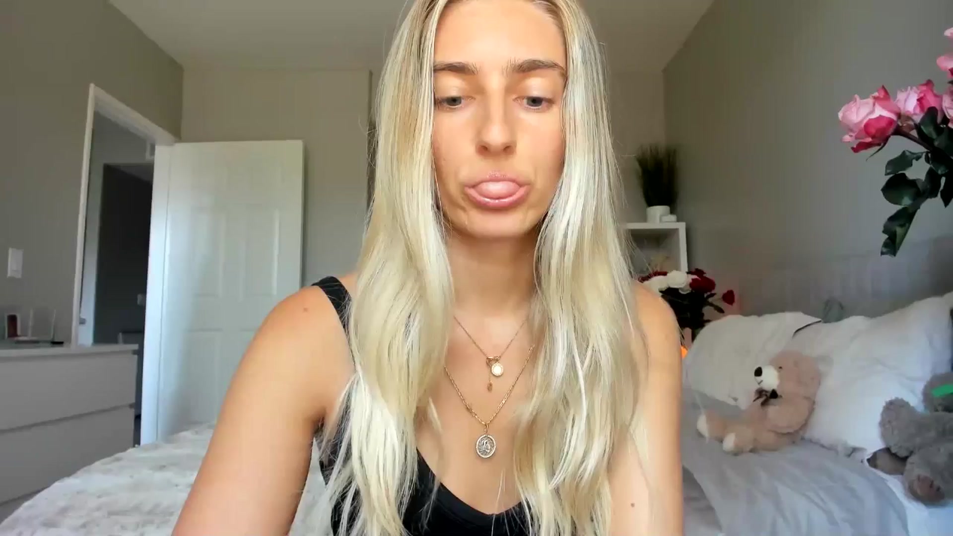 Gallery image thumbnail from Vodka_Queen's myfreecams stream on, 07/22/2025, 22:48 image 6 of 20