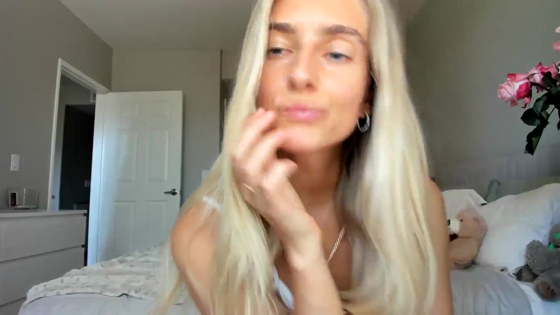 Gallery image thumbnail from Vodka_Queen's myfreecams stream on, 07/24/2025, 23:29 image 16 of 20